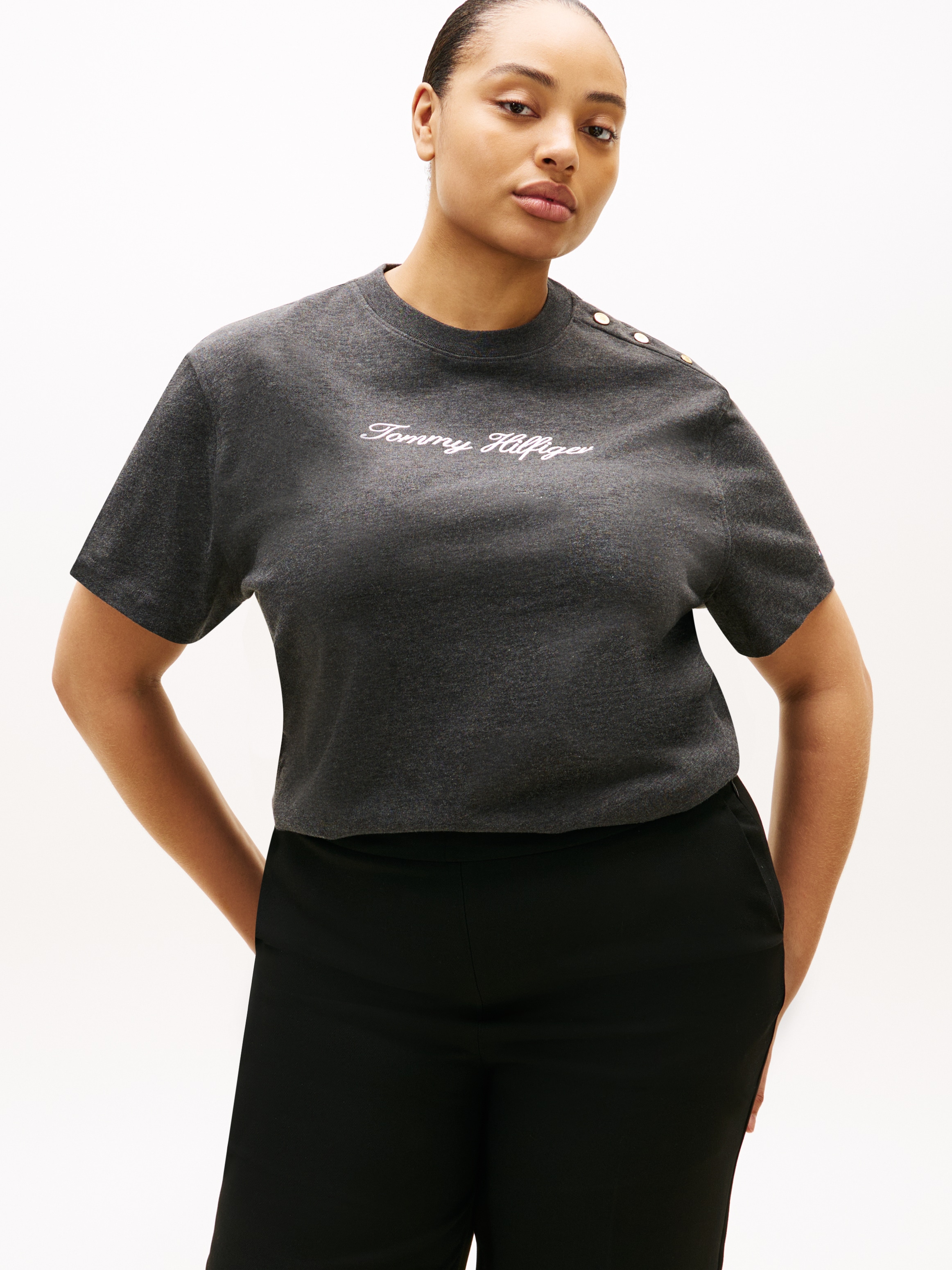 Tommy Hilfiger Curve Kurzarmshirt »CRV GOLD BTN SCRIPT MDRN SS TEE« in großen Größen, mit goldfarbenen Knöpfen