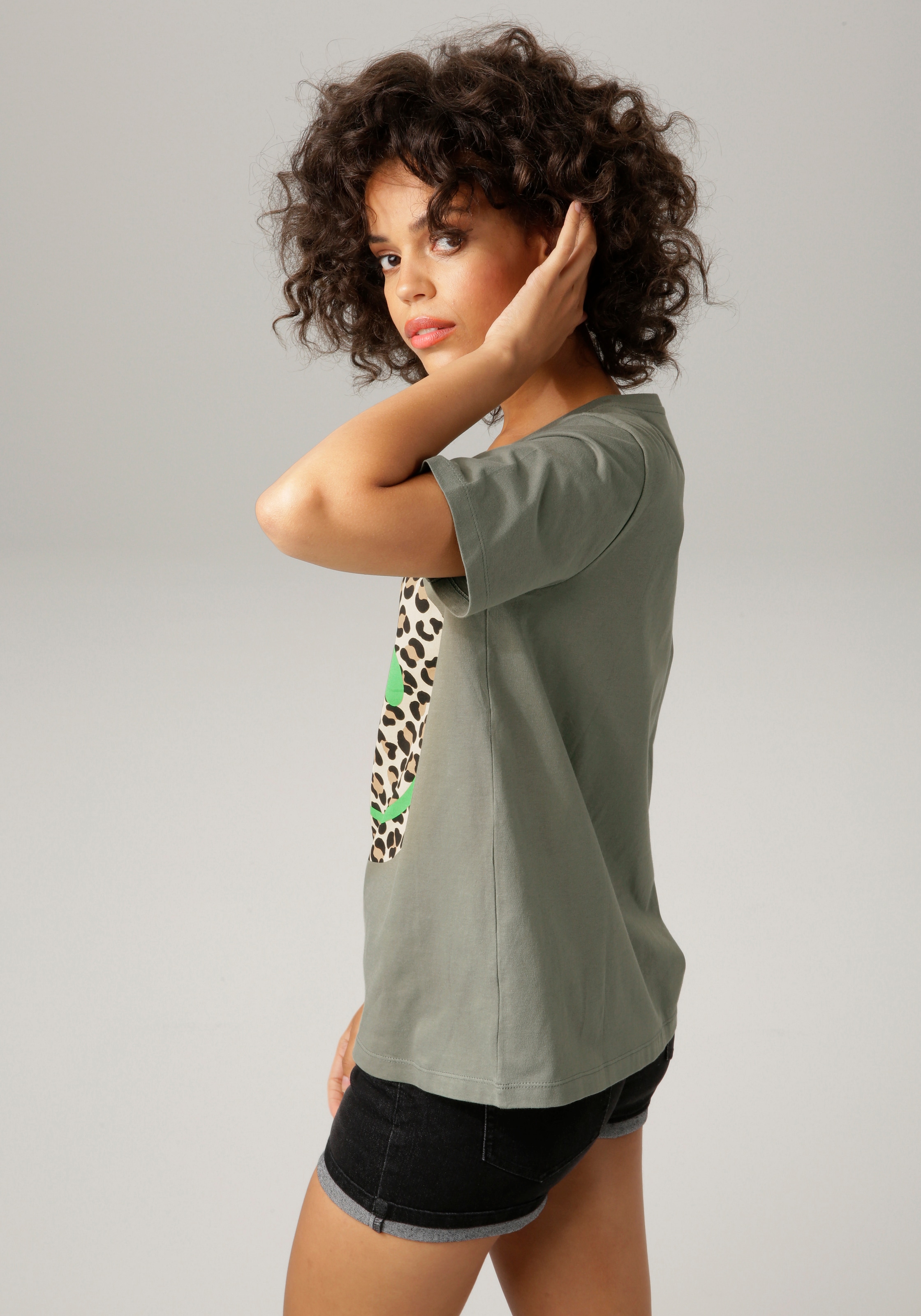 Aniston CASUAL T-Shirt mit Smiley-Frontprint im Animal-Look