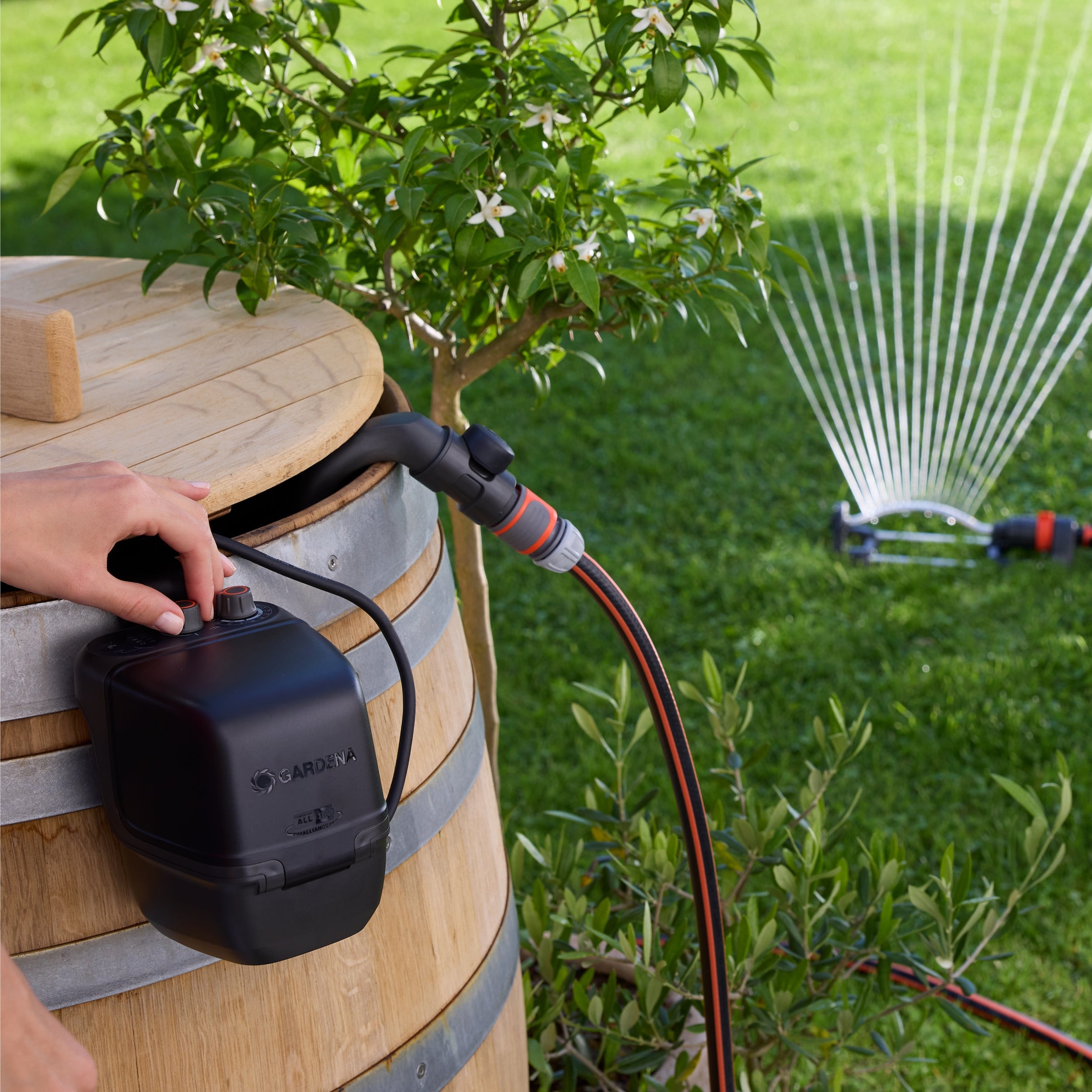 GARDENA Regenfasspumpe »2400 ComfortAutomatic 18V P4A Ready-To-Use Set« inkl. Akku und Ladegerät