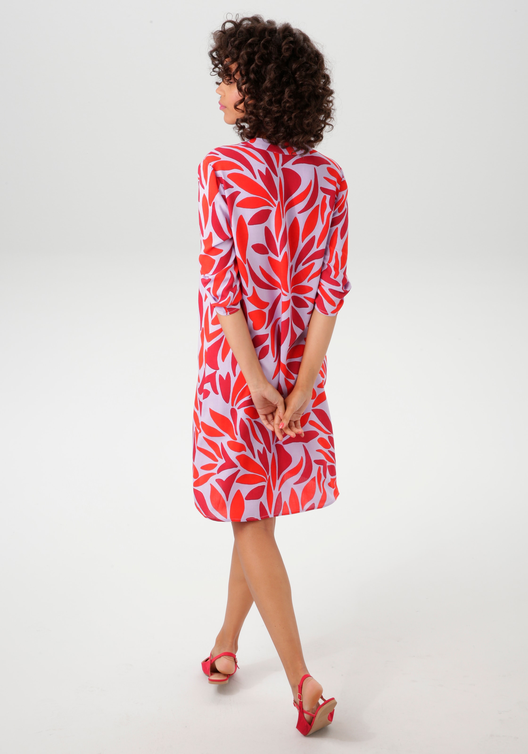 Aniston CASUAL Blusenkleid, mit farbharmonischen, grafischen Blätterdruck