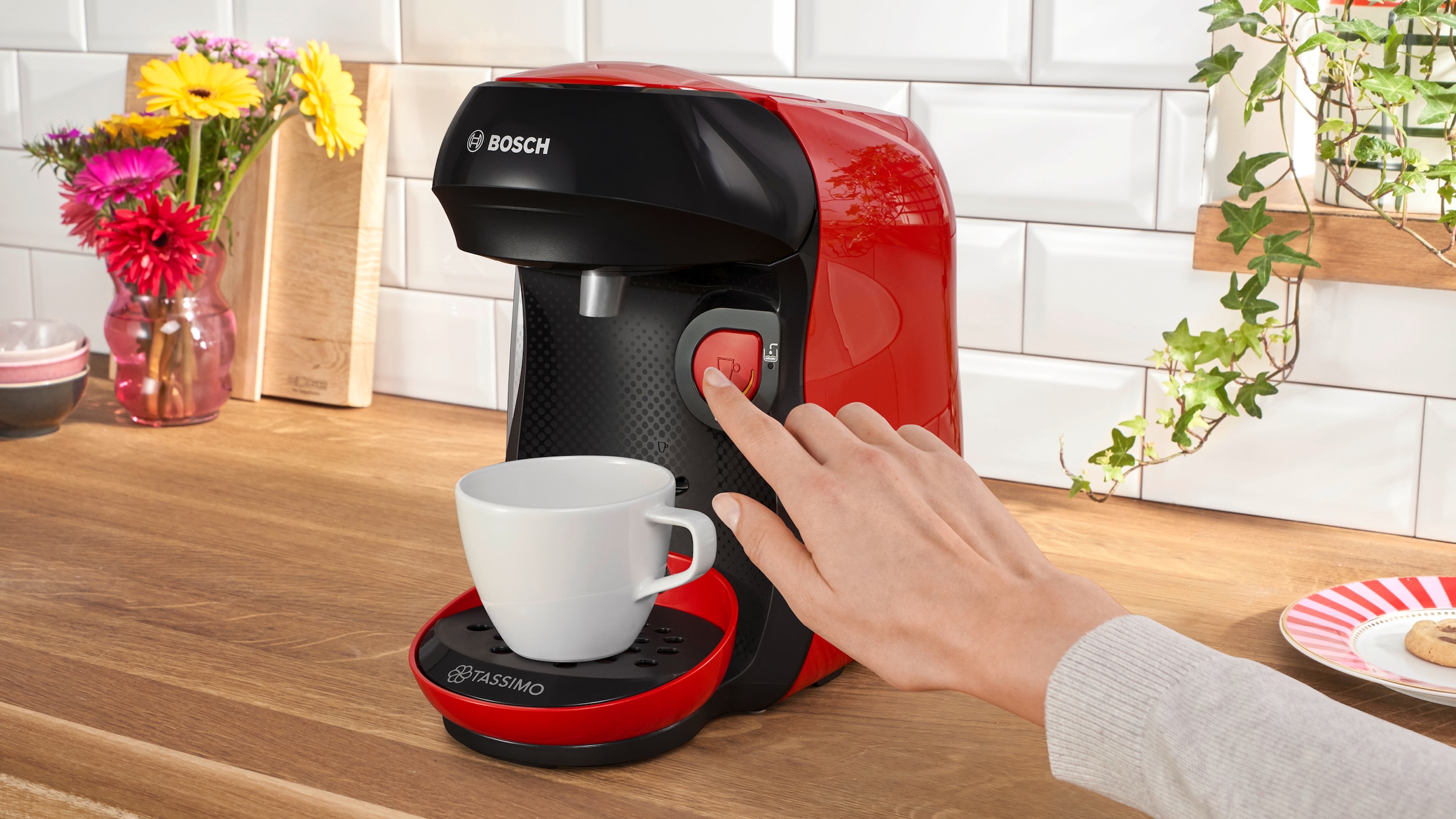TASSIMO Kapselmaschine »happy friendly TAS103E, über 70 Getränke, platzsparend«, nachhaltig, geeignet für alle Tassen, Wassertank 0,7 L, schwarz/rot