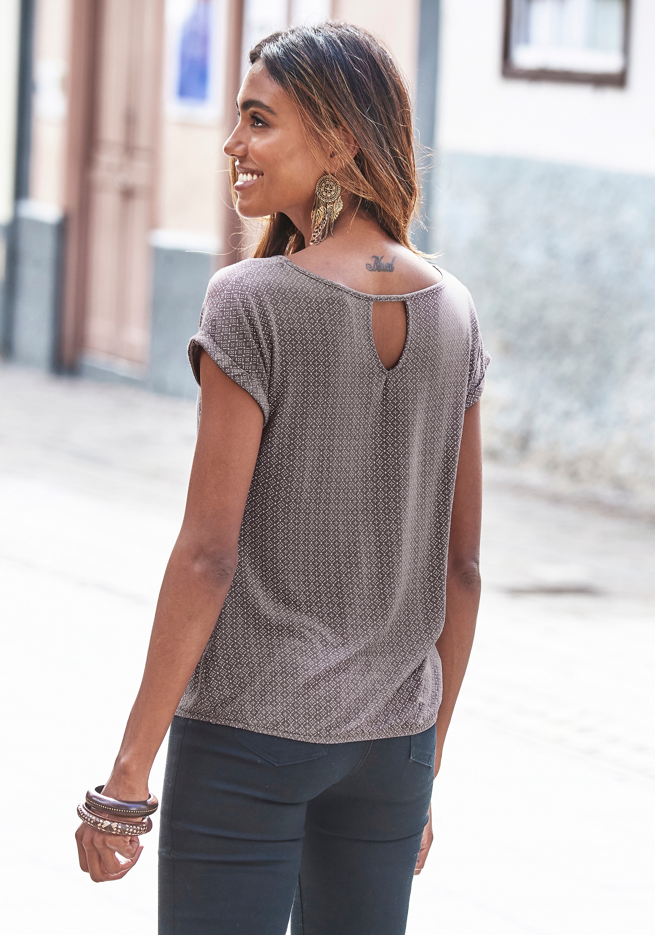 LASCANA Kurzarmshirt »mit modischem Cut-Out«, aus weichem Viskose-Stretch