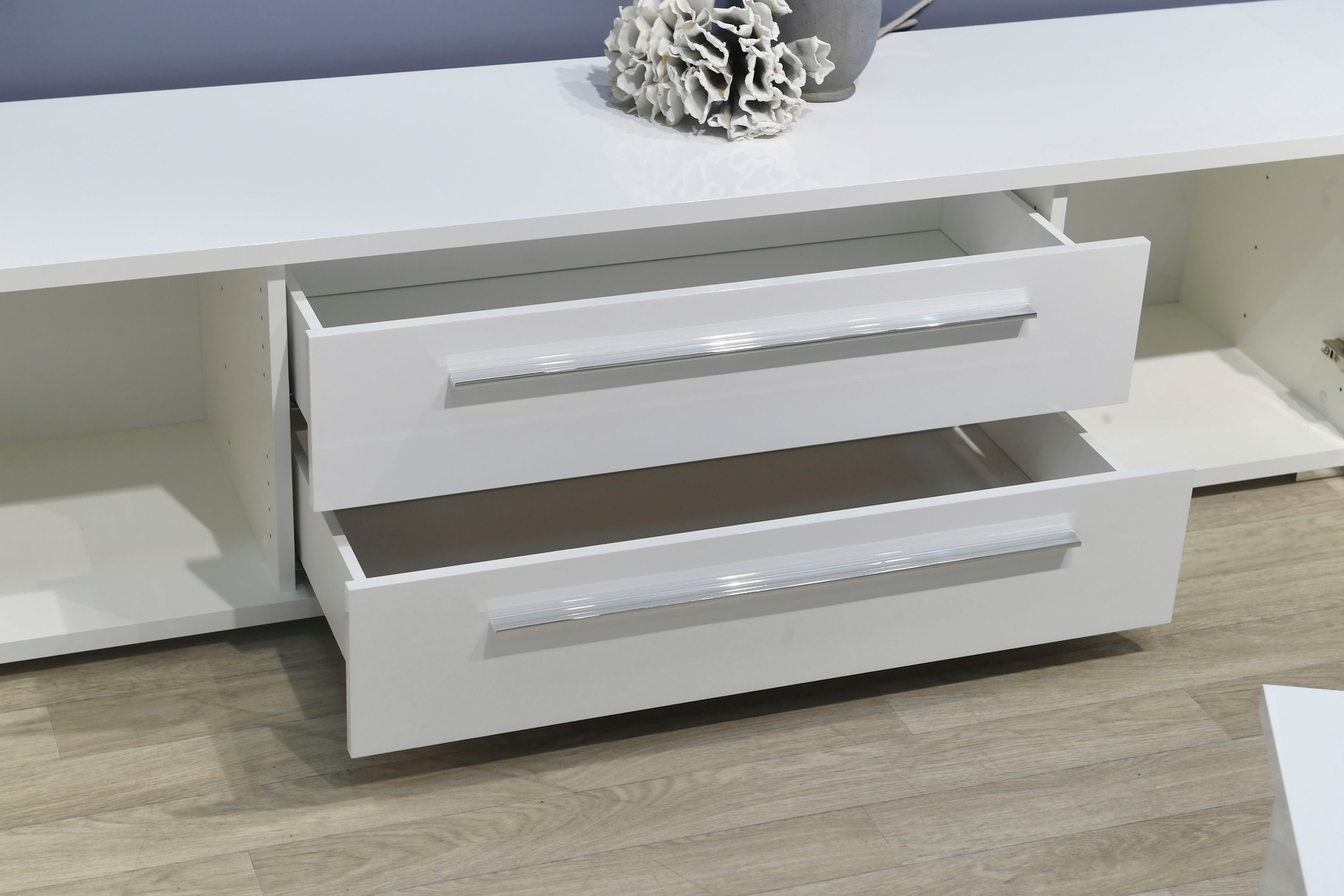 Places of Style Lowboard »Piano TV-Kommode in Breite 165 oder 180 cm mit Soft-Close-Funktion«, Hochglanz UV-lackiert, Br 180 cm mit versch. Tür- und Schubkastenmaße