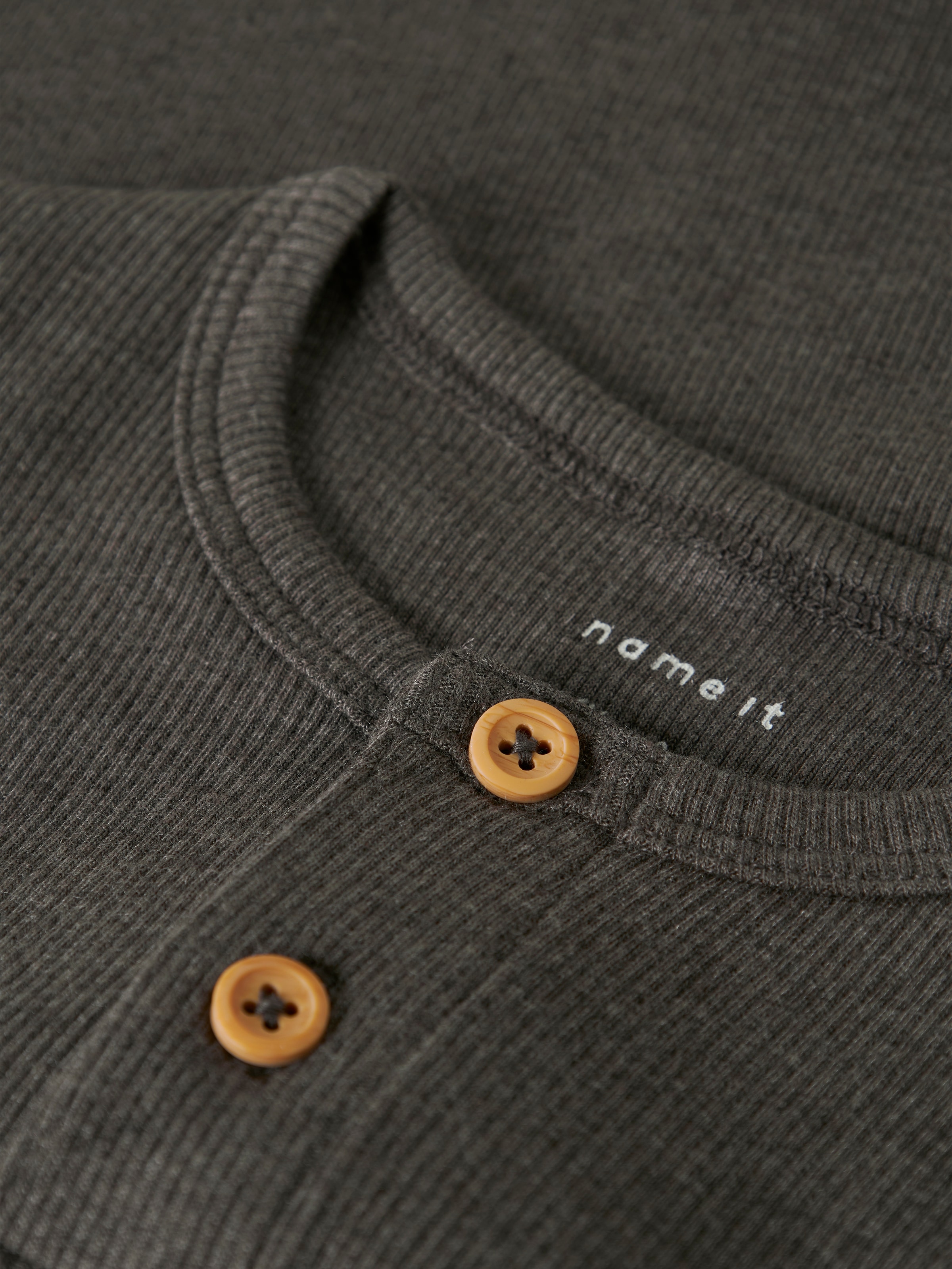 Name It Langarmshirt »NMMKAB LS TOP NOOS«, im Henley-Stil - mit kurzer Knopfleise am Ausschnitt