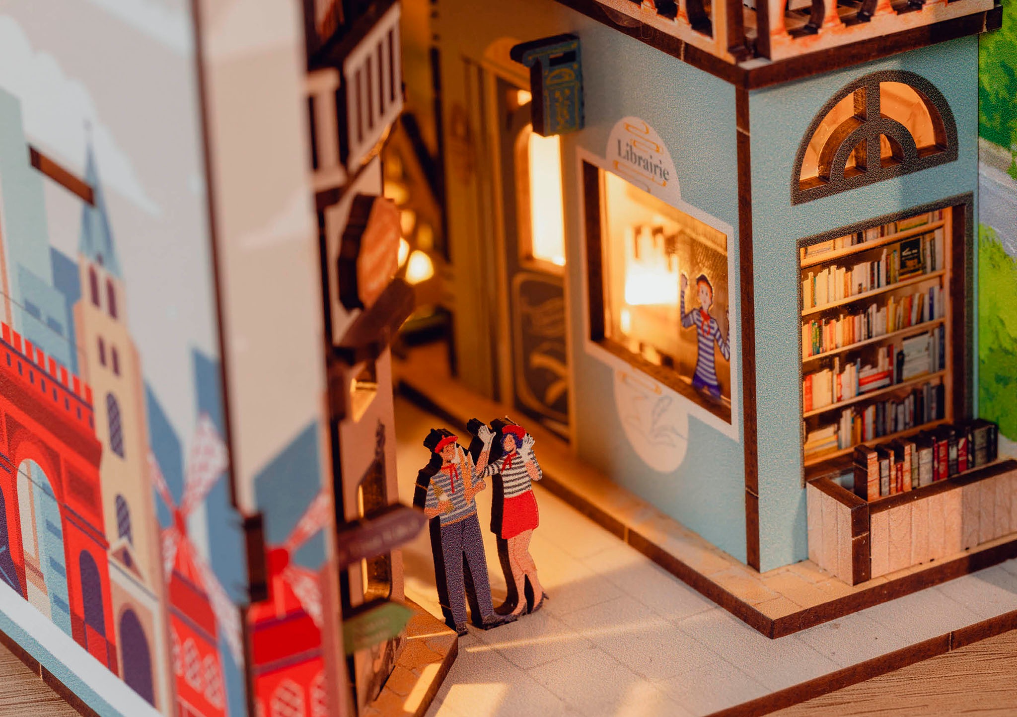 Revell® 3D-Puzzle »Book Nook, Tiny Adventures Paris«, Buchstütze; mit LED-Beleuchtung