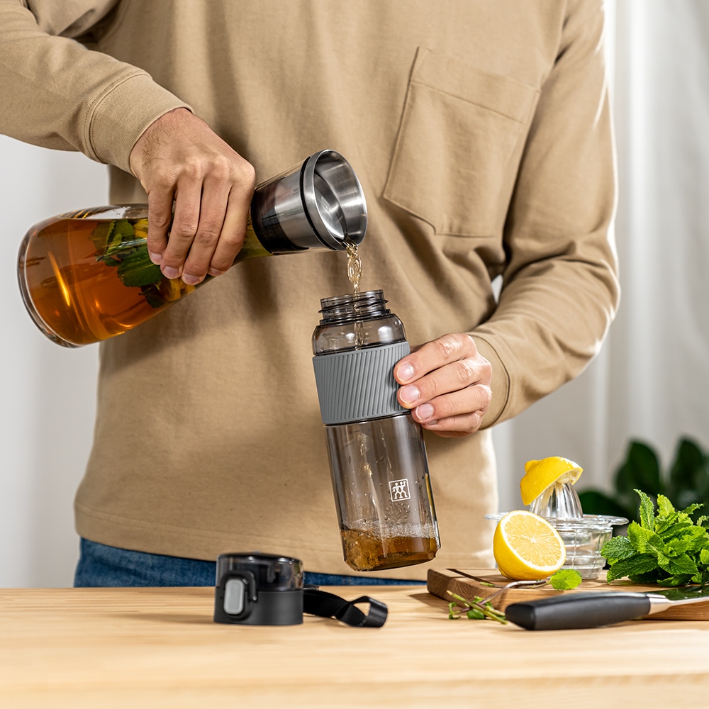 Zwilling Trinkflasche »Bottle mit Fruchtsieb zum Herausnehmen, Fassungsvermögen ca. 680 ml«, (1 tlg.), bruchfestes Tritan