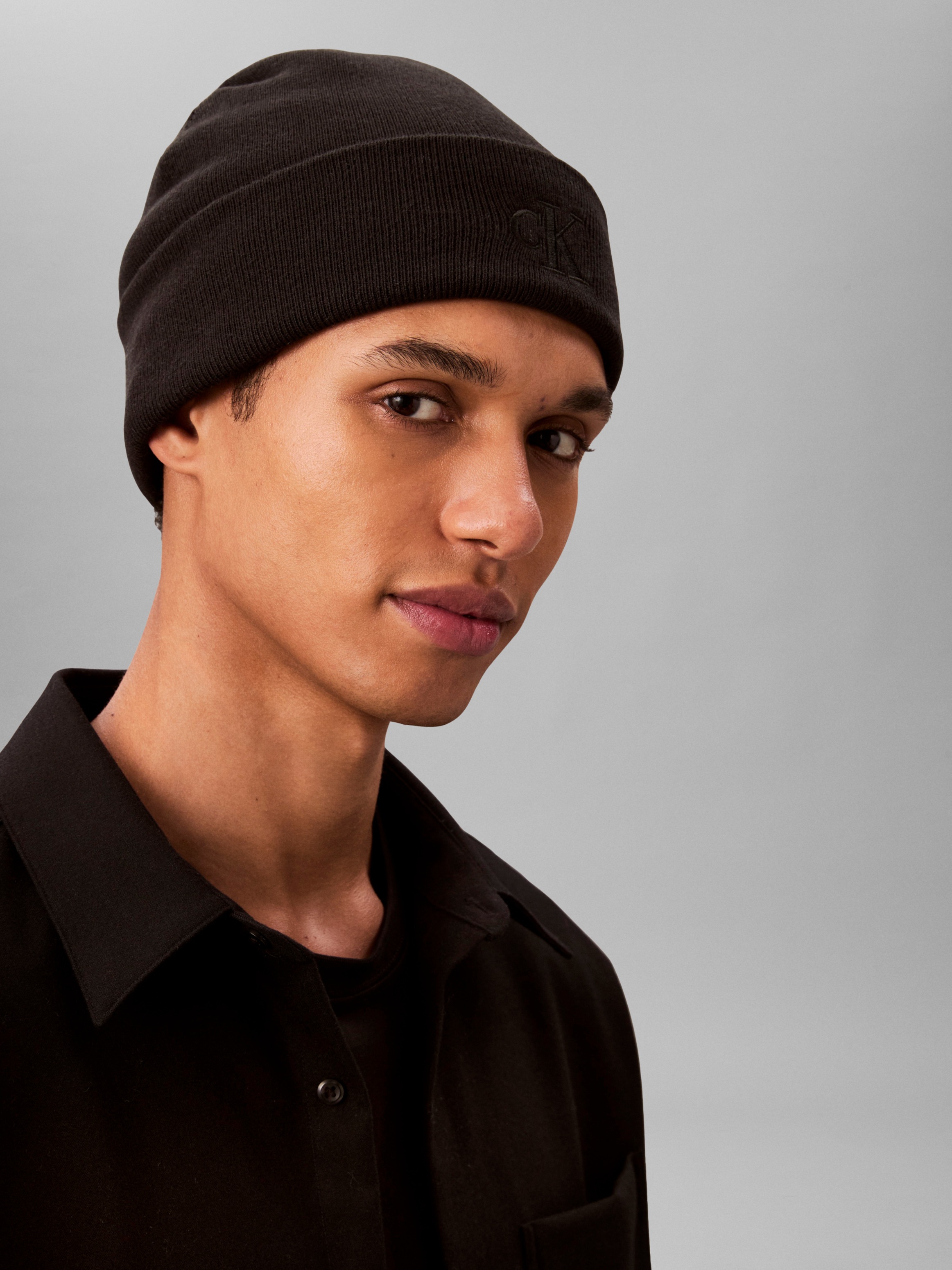 Calvin Klein Strickmütze »CK FINE RIB BEANIE« mit Markenlogo