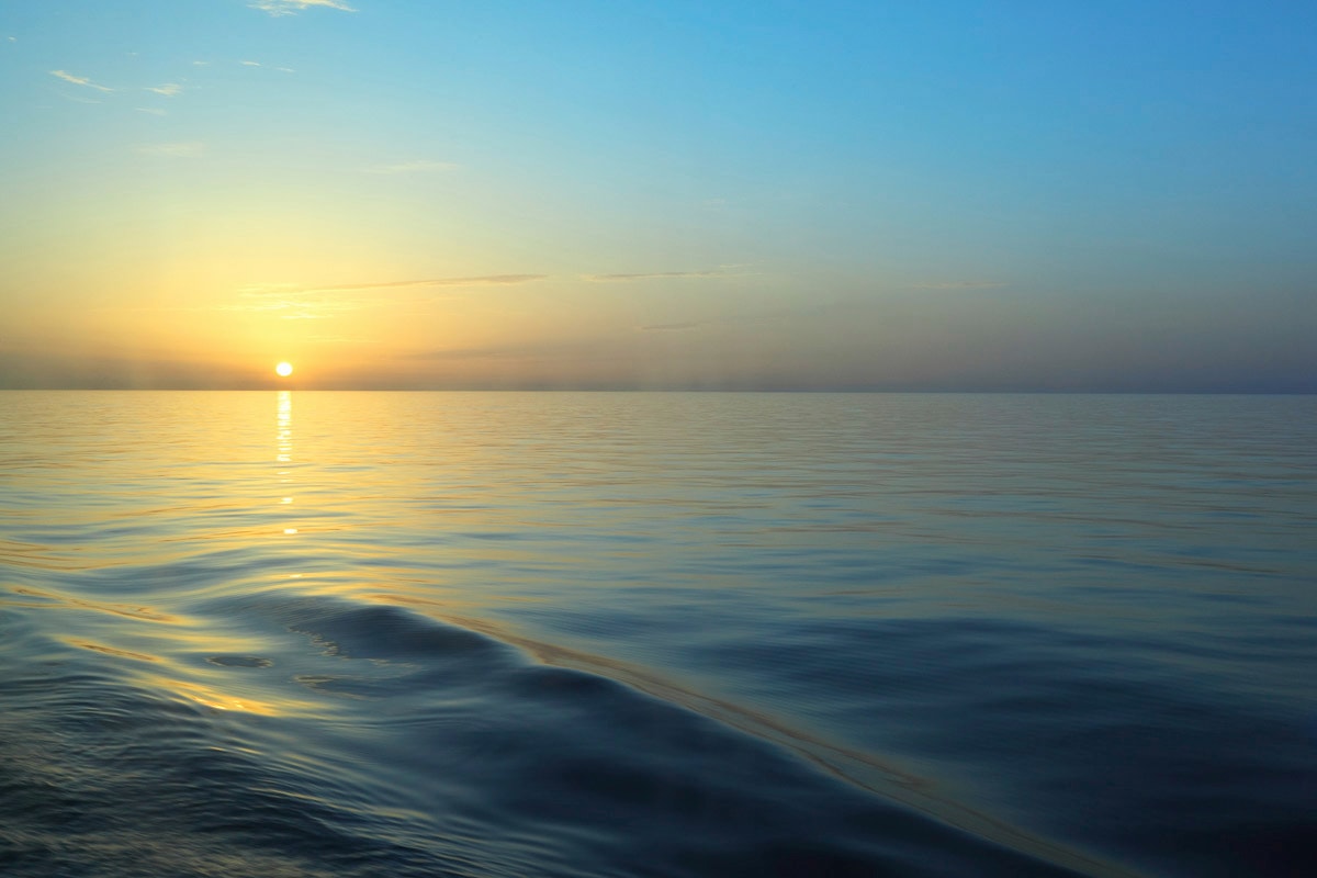 Papermoon Fototapete »Sonnenaufgang vom Bootsdeck« günstig online kaufen