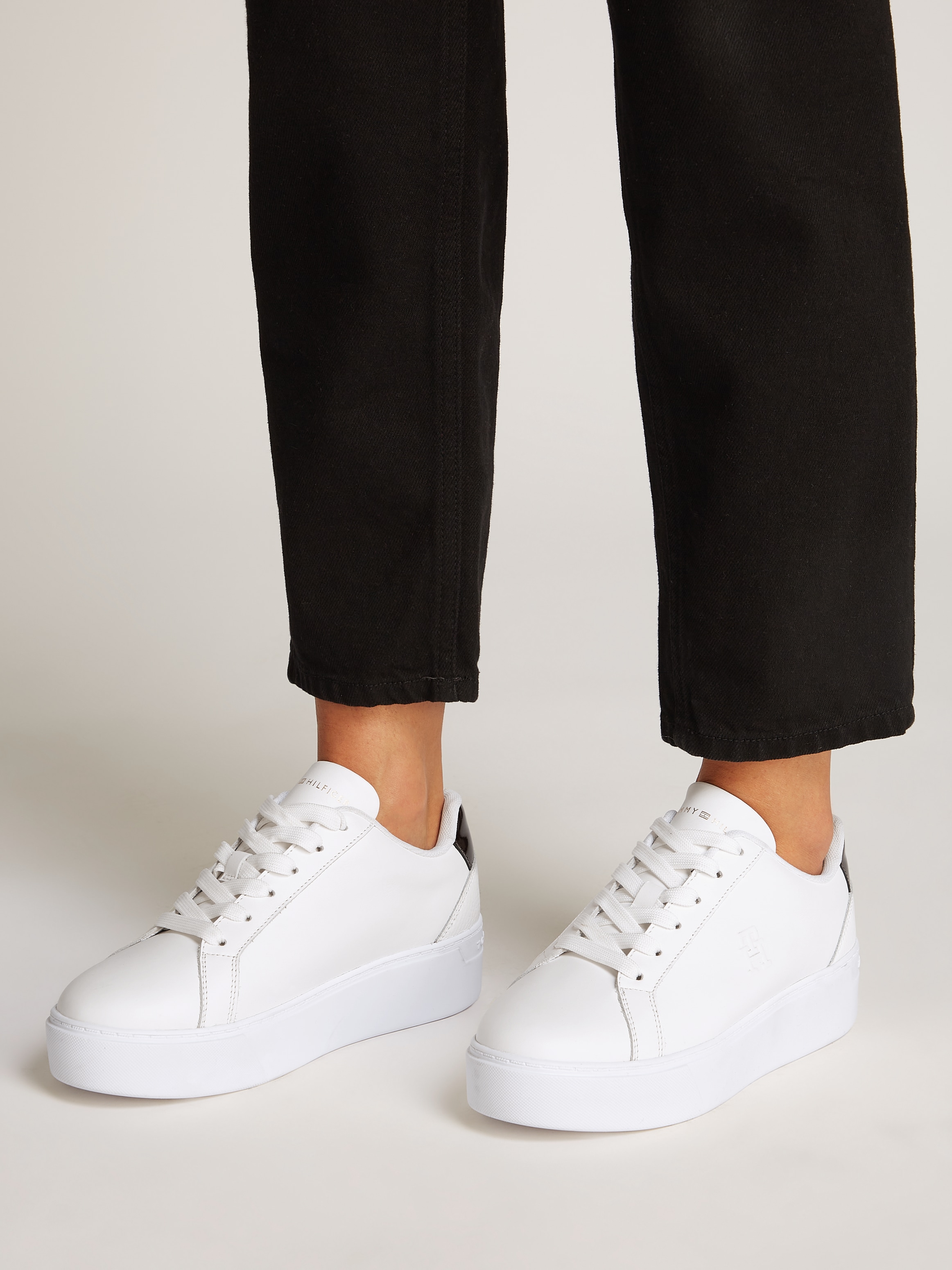 Tommy Hilfiger Plateausneaker »TH PLATFORM COURT SNEAKER«, Freizeitschuh, Halbschuh, Schnürschuh, Kontrastbesatz an der Ferse