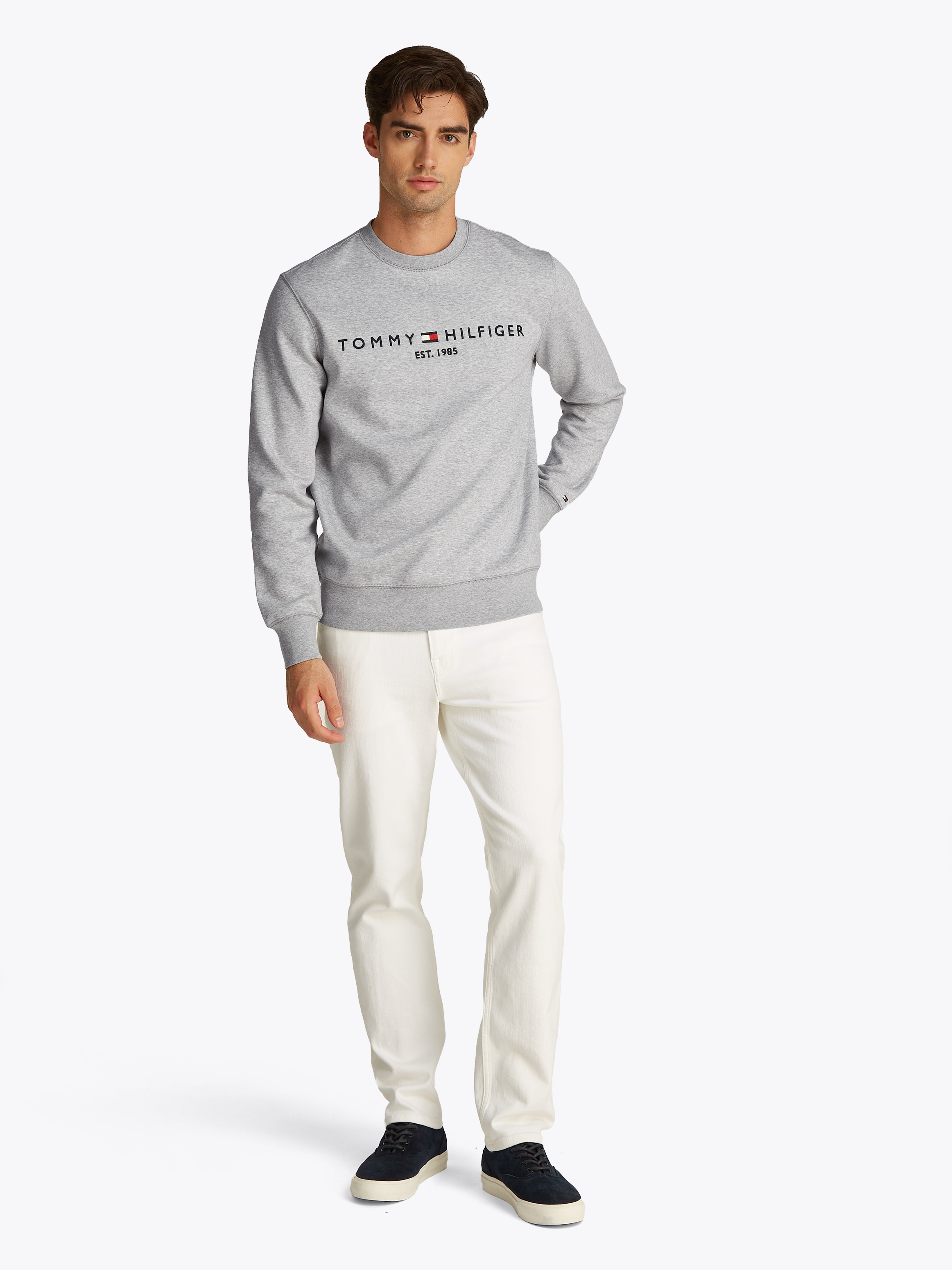 Tommy Hilfiger Sweatshirt »TOMMY LOGO SWEATSHIRT mit Rundhals und Stickerei« unifarben, casual, regular fit, Baumwollmix, Rundhals
