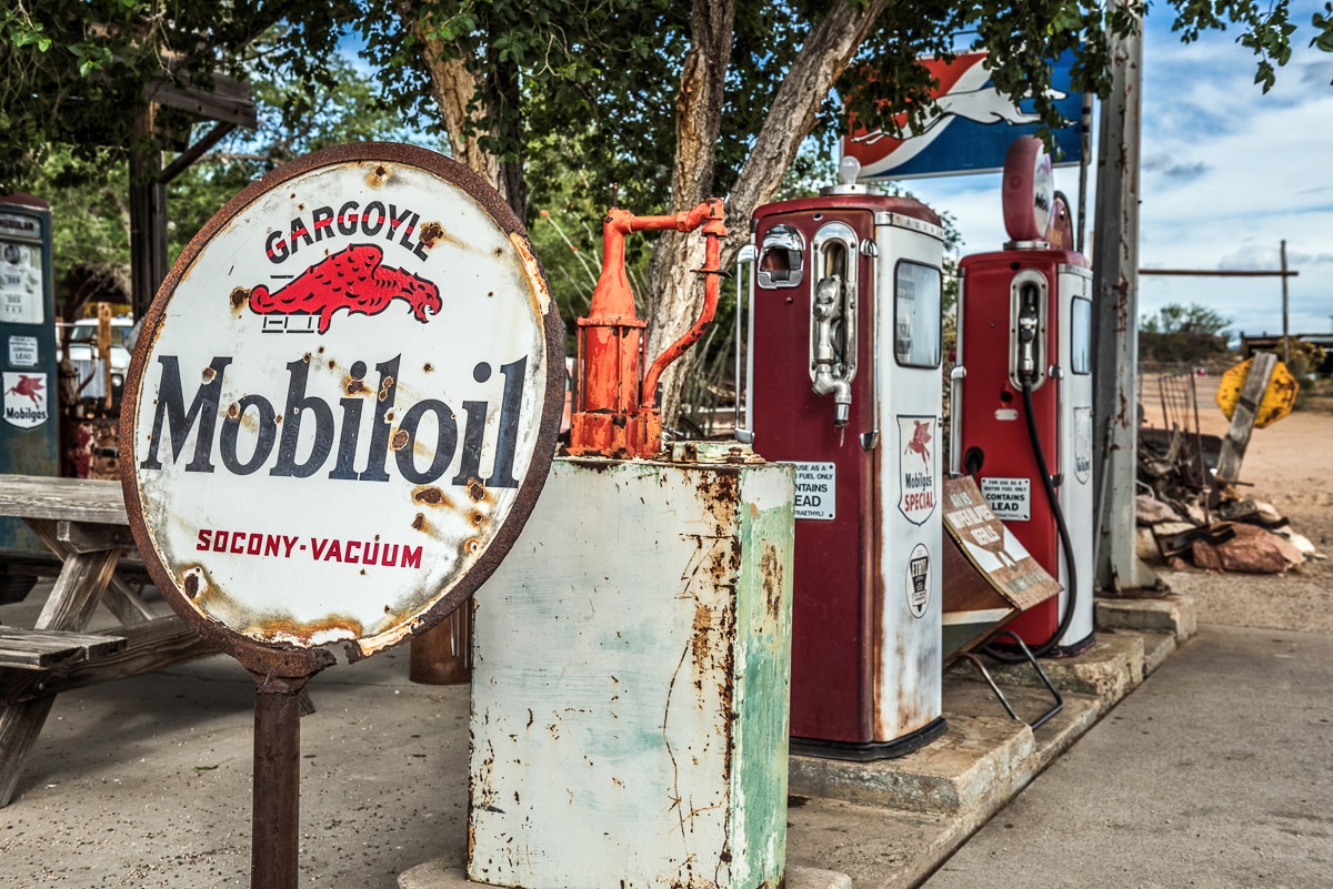 Papermoon Fototapete »Alte Tankstelle« günstig online kaufen