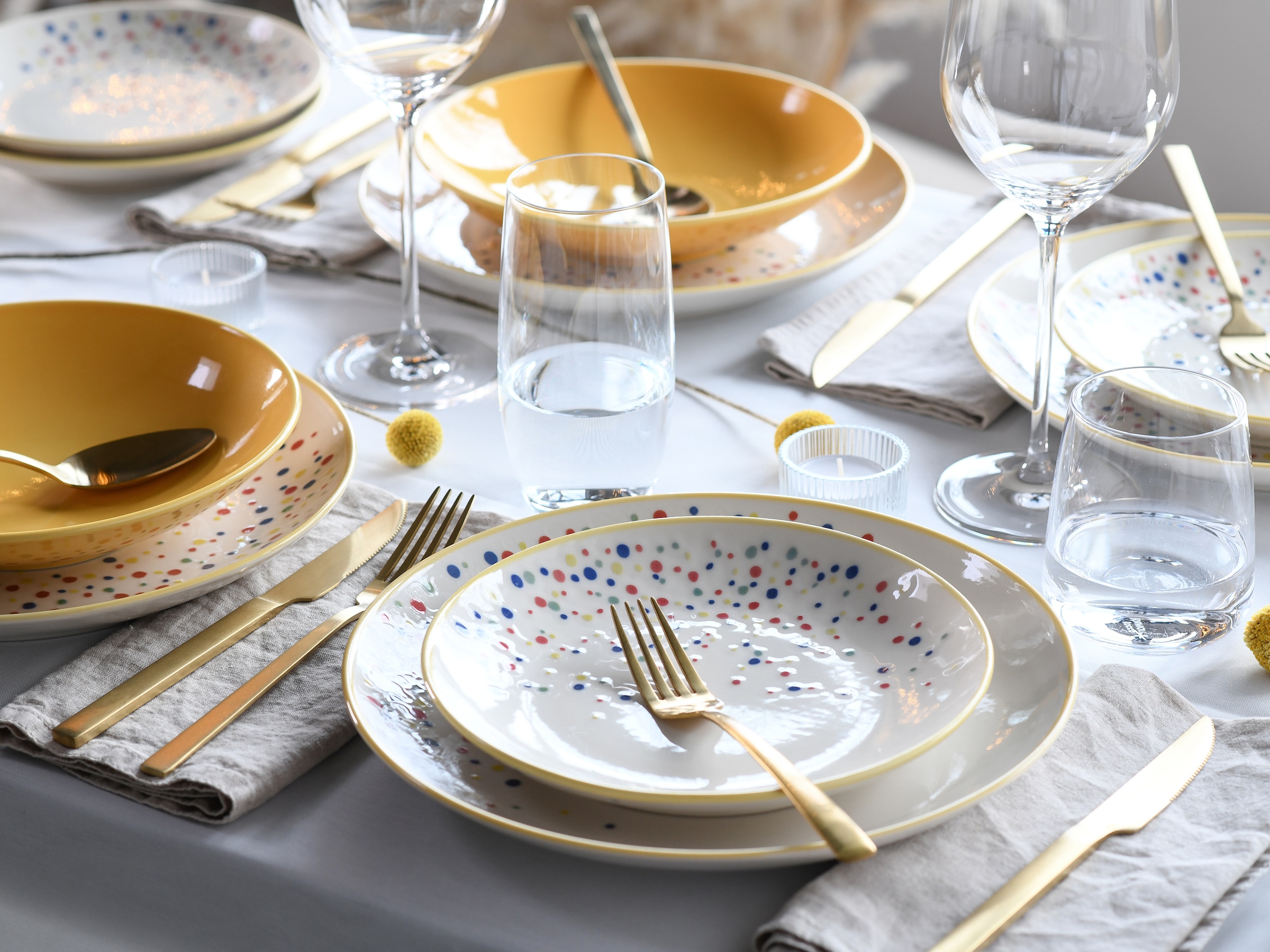 CreaTable Teller-Set »Joy, Tellerset 12-tlg.«, (Set, 12 tlg.), Unregelmäßige bunte Punkte, Gute Laune Geschirr, Frisch, Freundlich