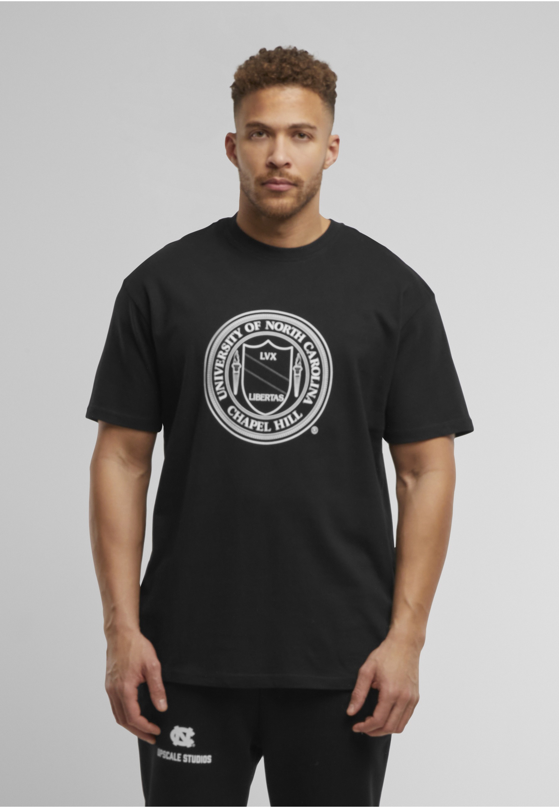 Upscale by Mister Tee T-Shirt »Upscale by Mister Tee North Carolina Seal Logo Oversize Tee« 1 Stk.