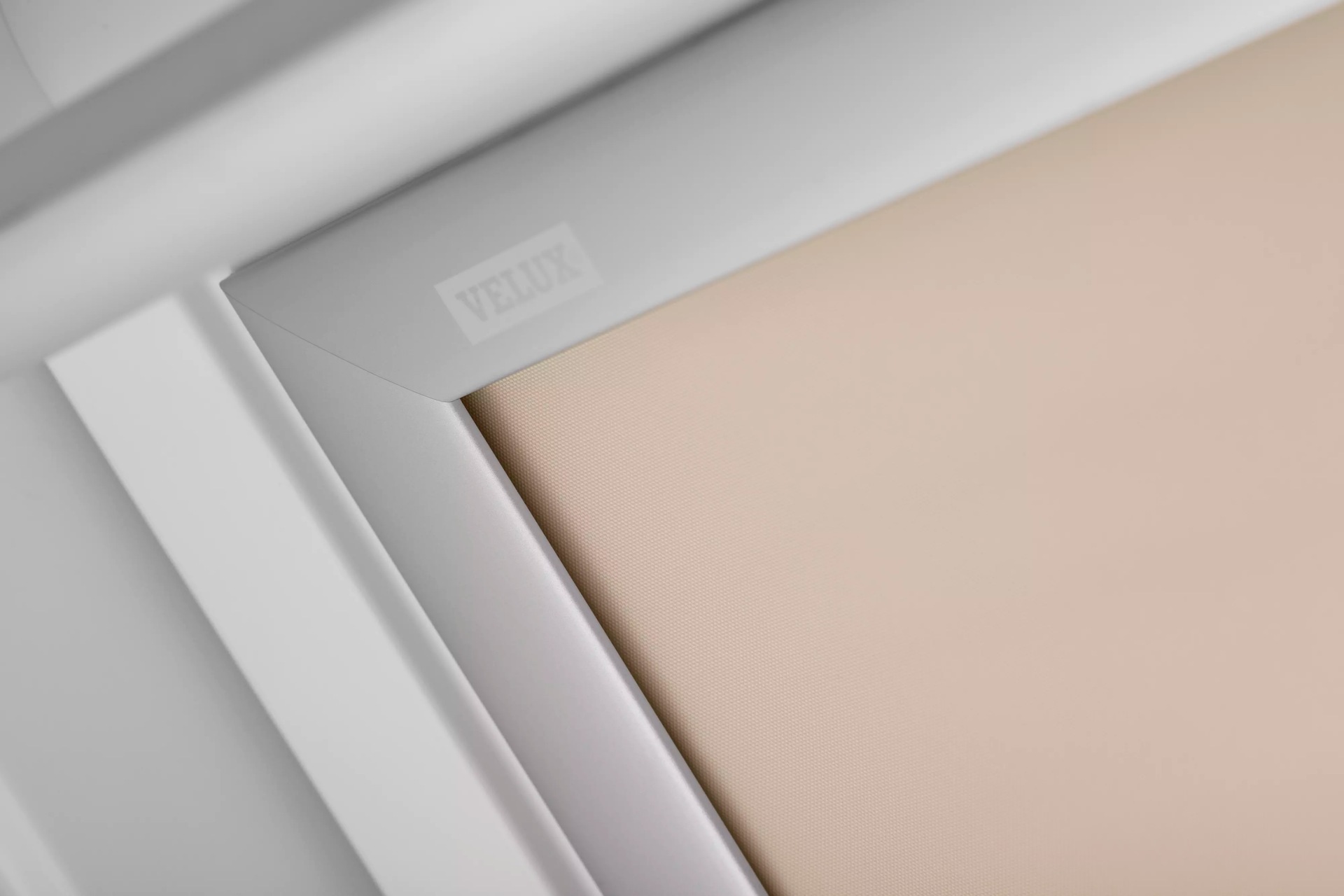 VELUX Verdunklungsrollo »DKL 4556S«, verdunkelnd, ohne Bohren, in Führungsschienen, Stoff sandbeige mit weißen Führungsschienen & Griffleiste