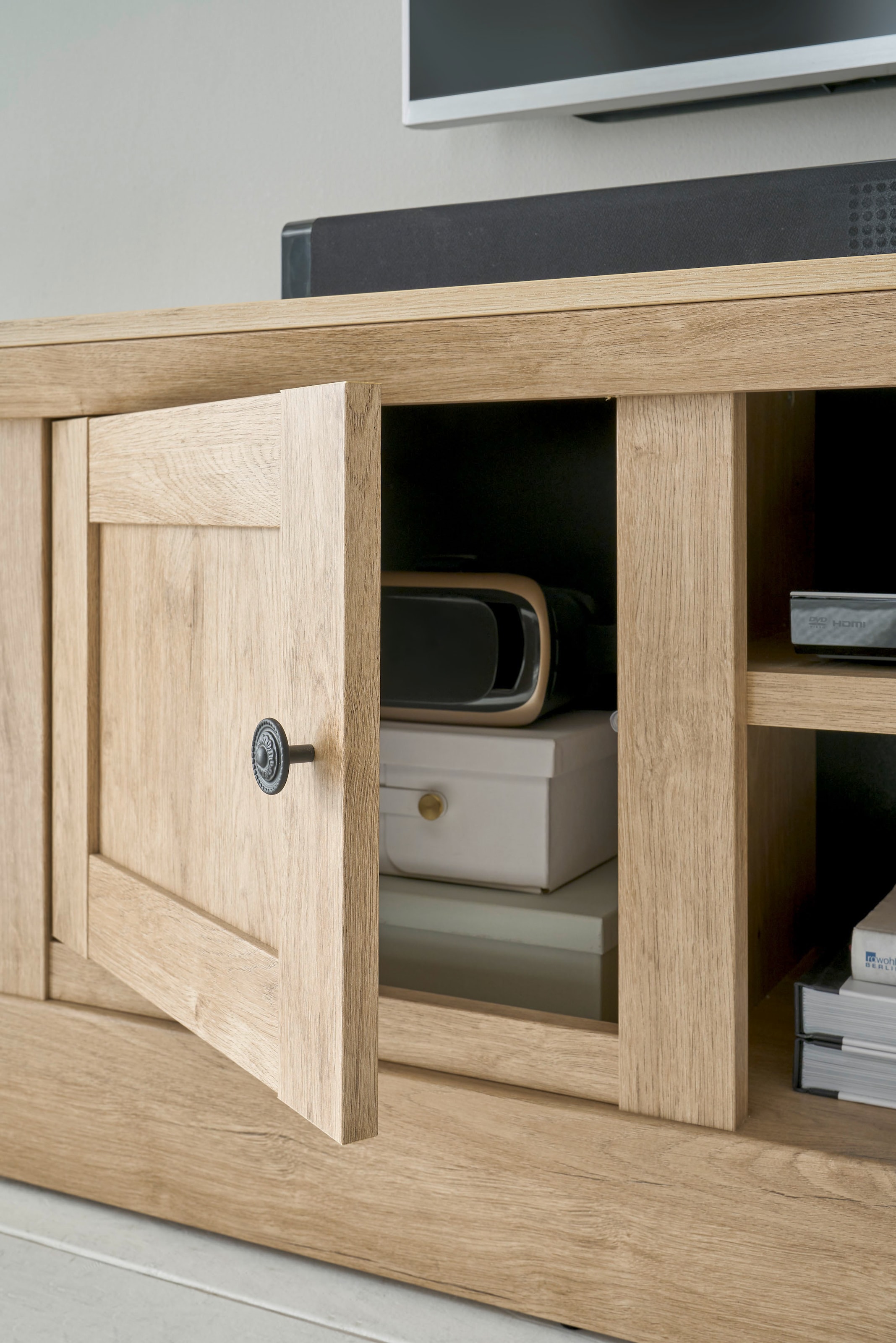 Home affaire Wohnwand »Cornwall, Anbauwand im Landhausstil, Wohnzimmer-Set, Eiche Dekor«, (Set, 4 St.), enthält Vitrine, Lowboard, Kommode, Wandboard, 424 cm breit