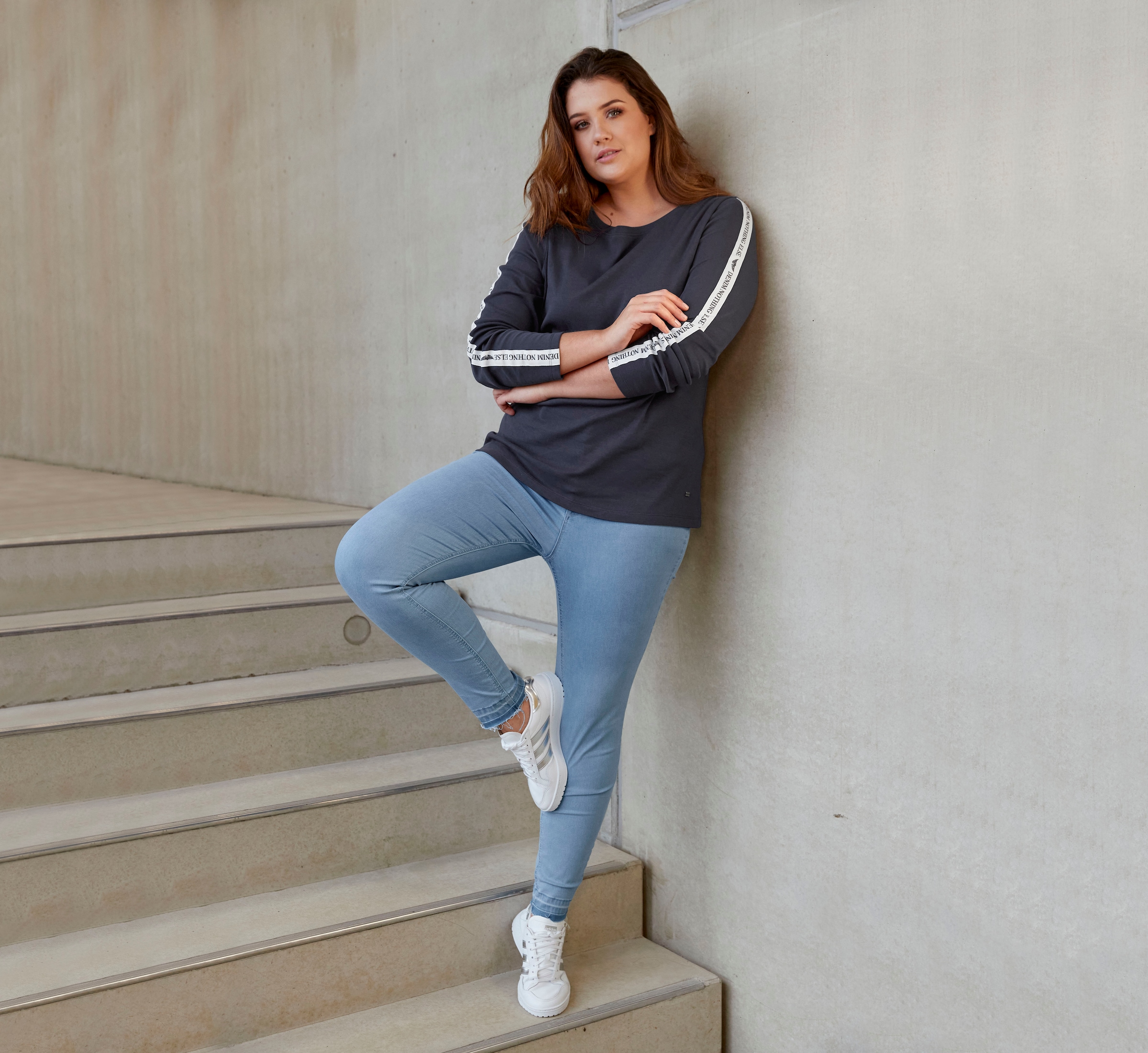 Arizona Langarmshirt langärmelig,  figurbetont,  unifarben mit Farbeinsätzen