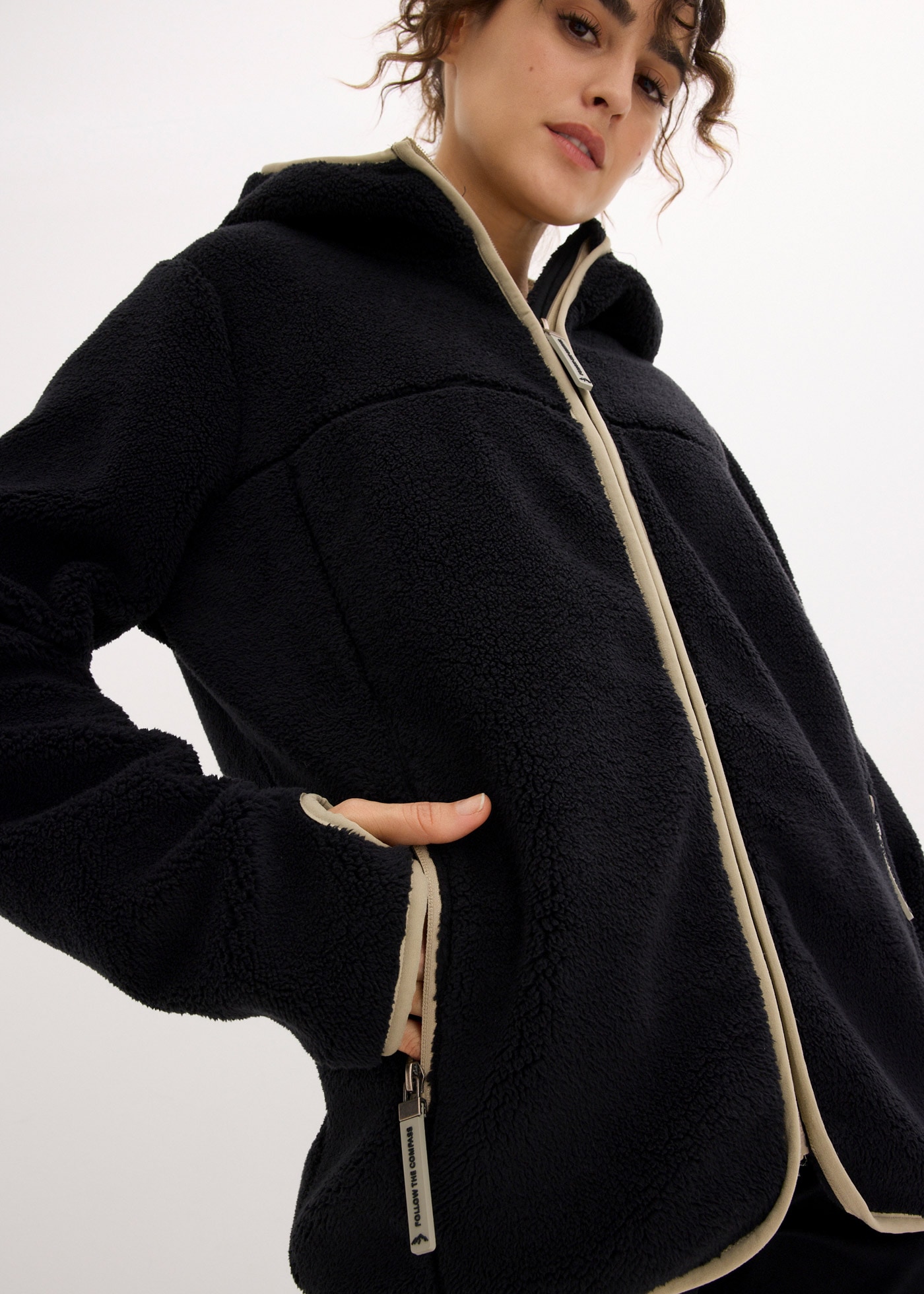 bonprix Fleecejacke mit Kapuze mit Kapuze, aus Teddy-Fleece, lässige Passform, mit Stehkragen