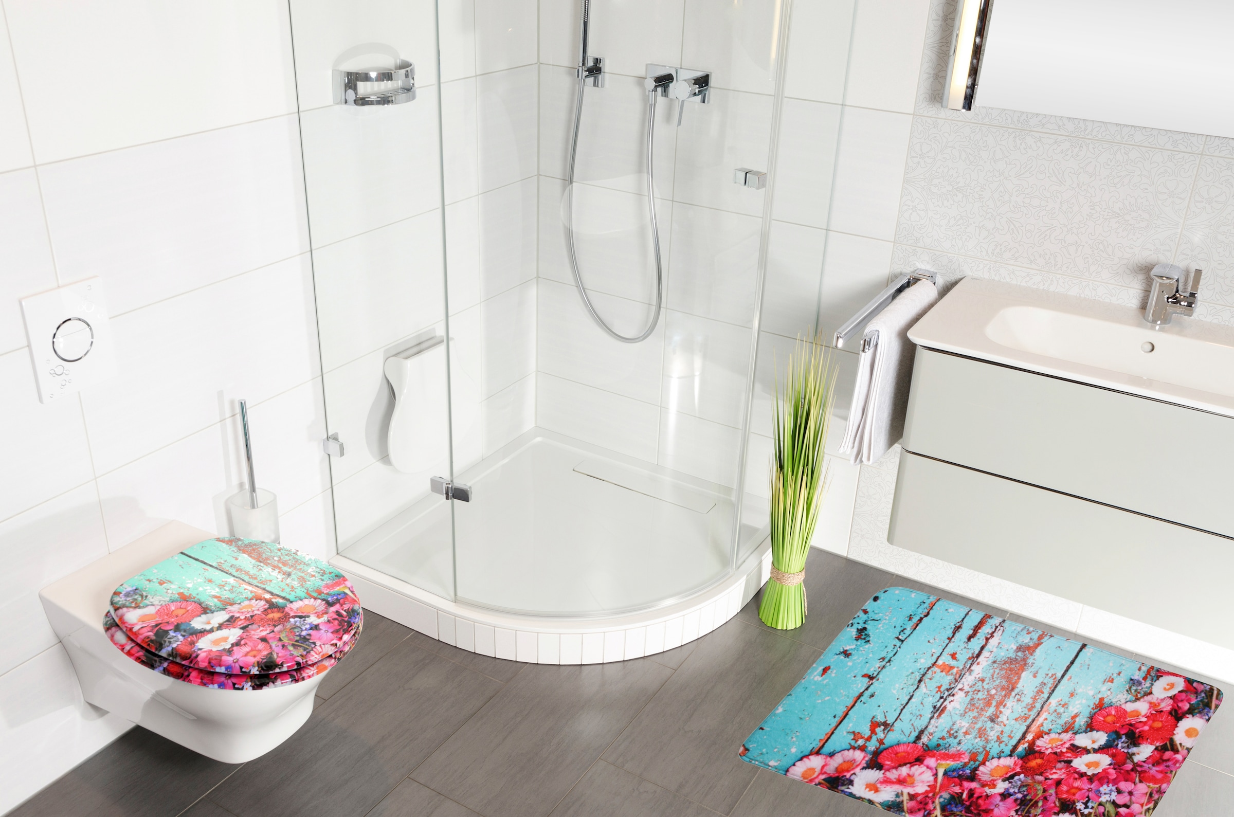Sanilo Badaccessoire-Set »Spring«, (Komplett-Set, 3 tlg.), bestehend aus WC-Sitz, Badteppich und Waschbeckenstöpsel