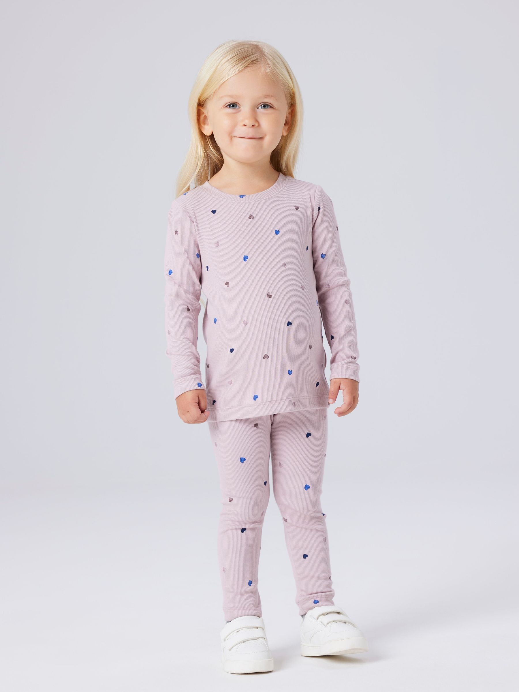 Name It Langarmshirt »NMFNUTTI LS TOP NOOS« mit tollem Herzchen-Alloverprint