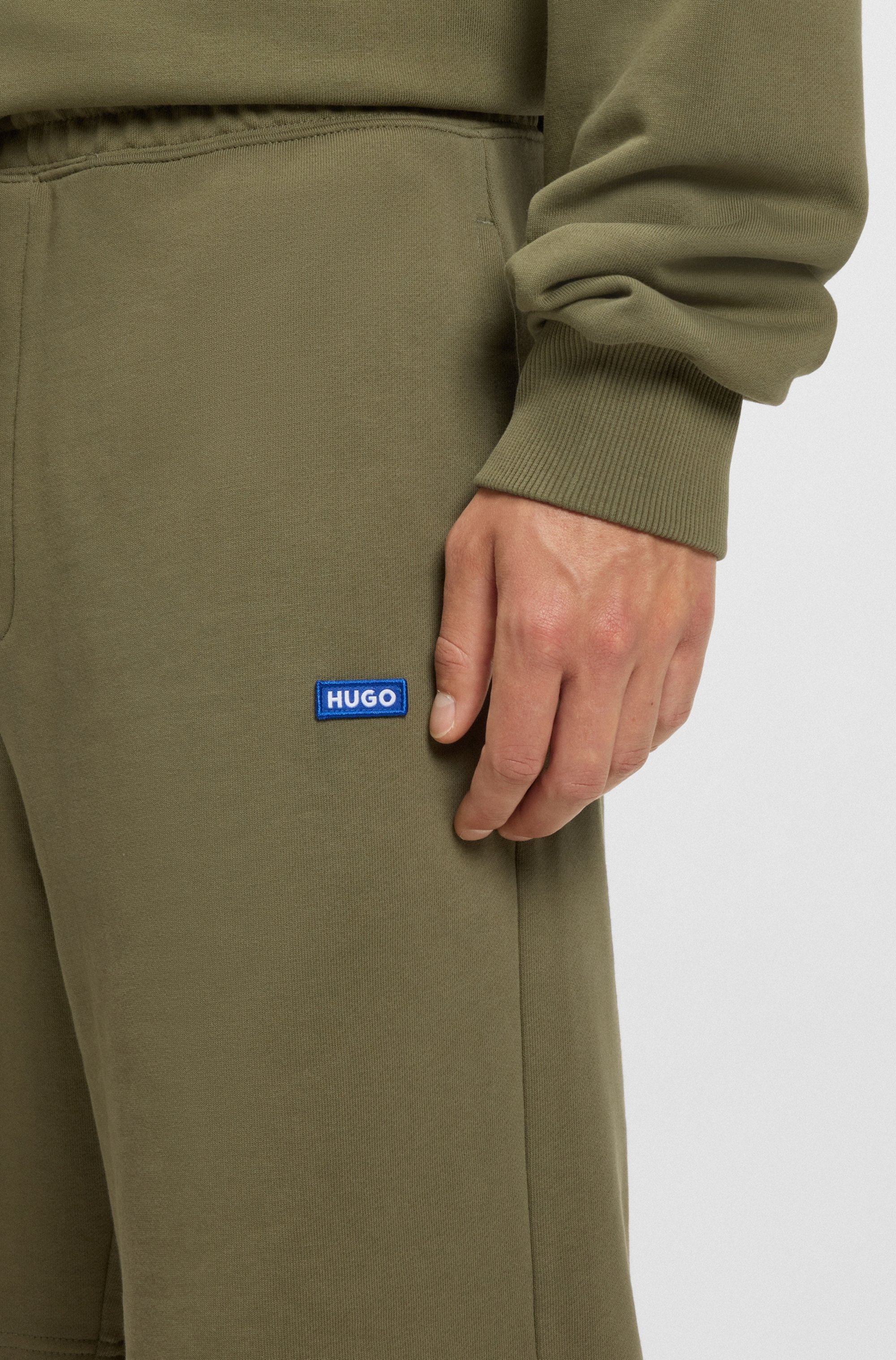 HUGO Blue Sweatshorts »Nasensio«, mit Markenlabel