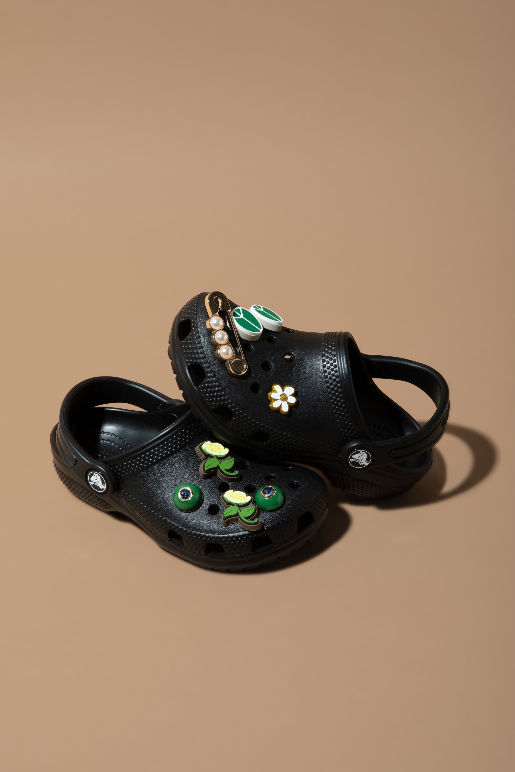 Crocs Clog »Classic K«, Sommerschuh, Hausschuh, Badeschuh mit schwenkbarem Fersenriemchen