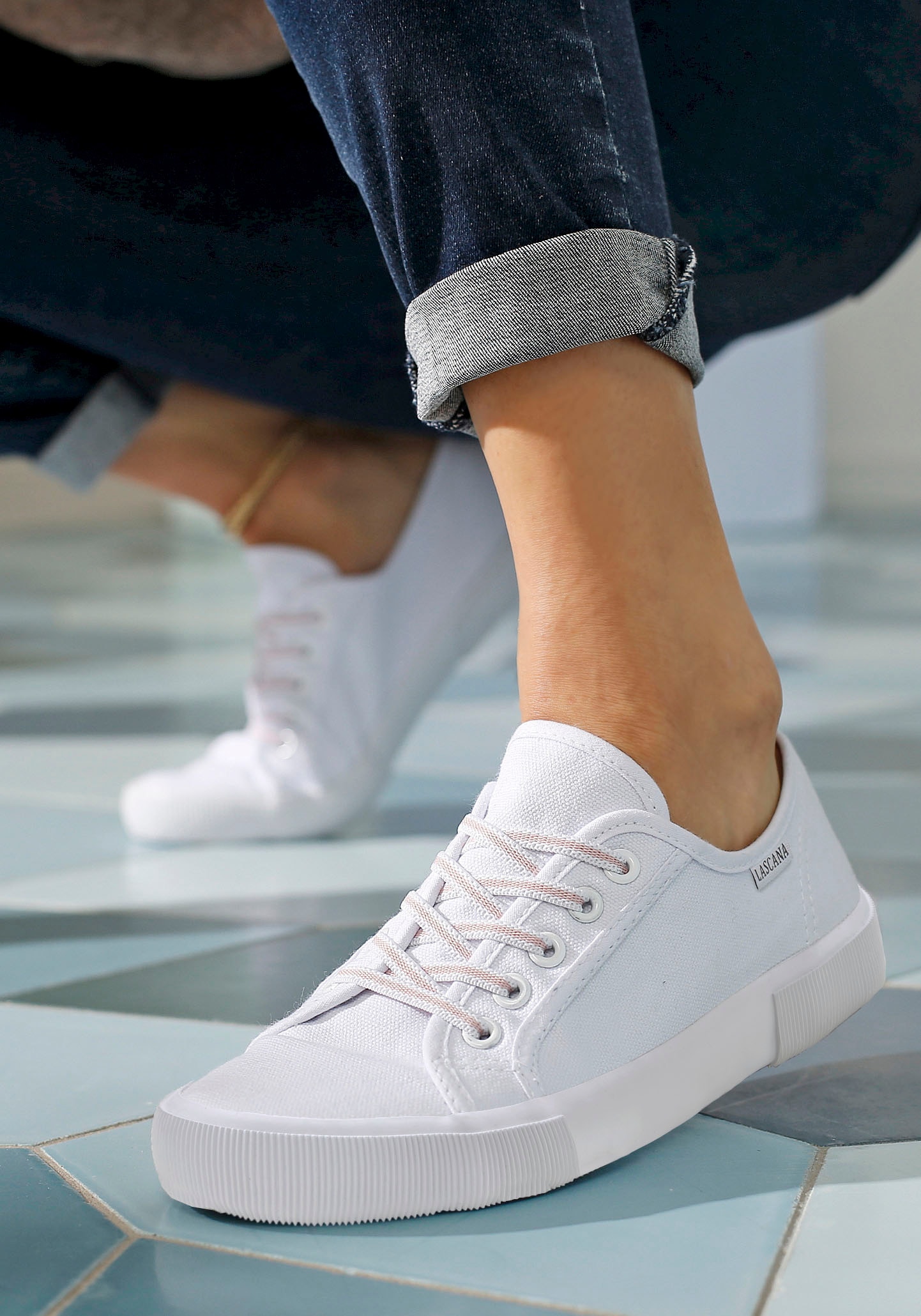 LASCANA Sneaker »Sneaker, Schnürhalbschuh, Freizeitschuh, Slip-On-Sneaker,«  zum Reinschlüpfen mit elastischen Schnürbändern VEGAN