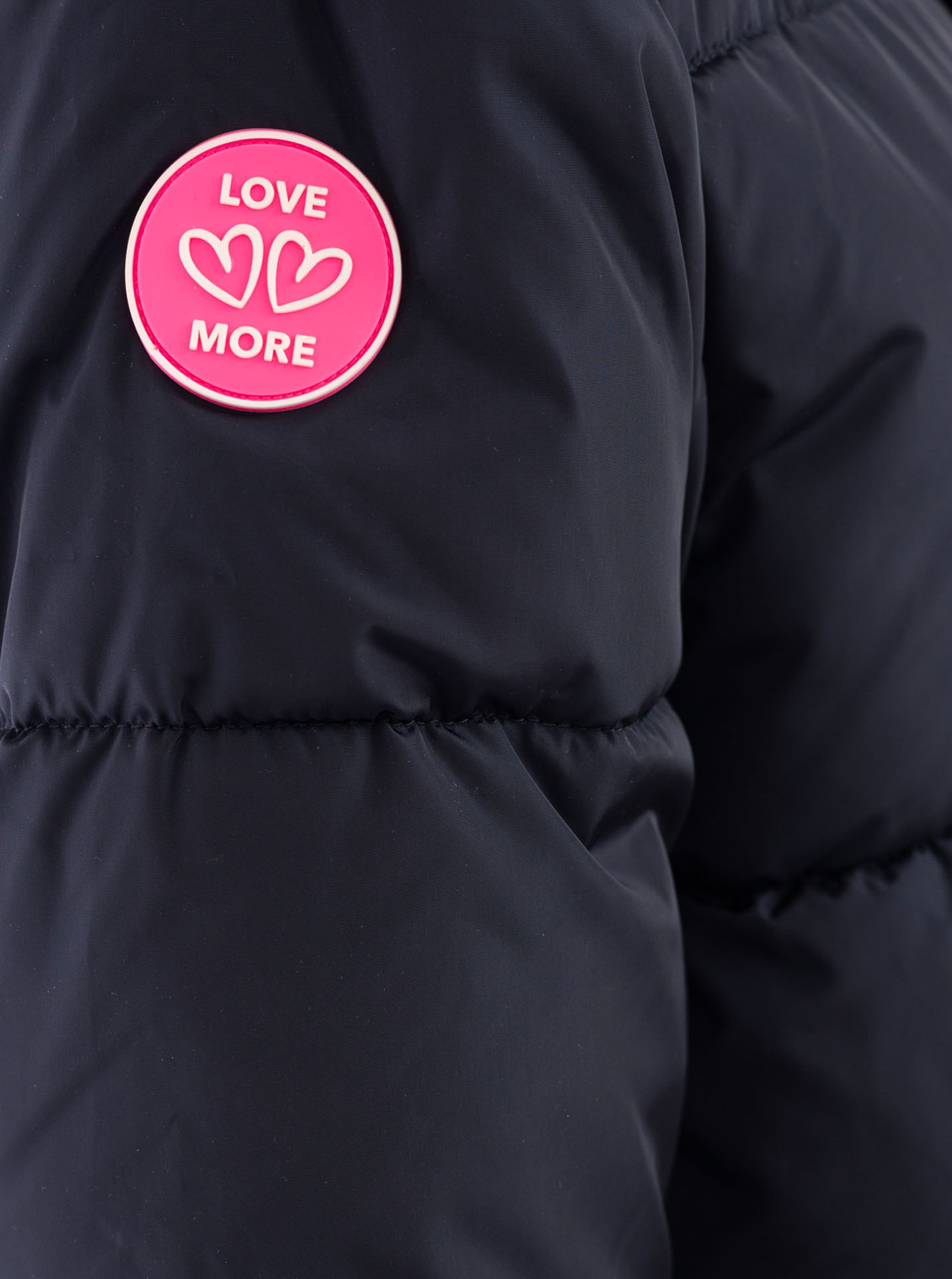 Zwillingsherz Steppjacke »„Love More“« Kapuze mit Tunnelzug, verdeckter Reißverschluss, dezente Details