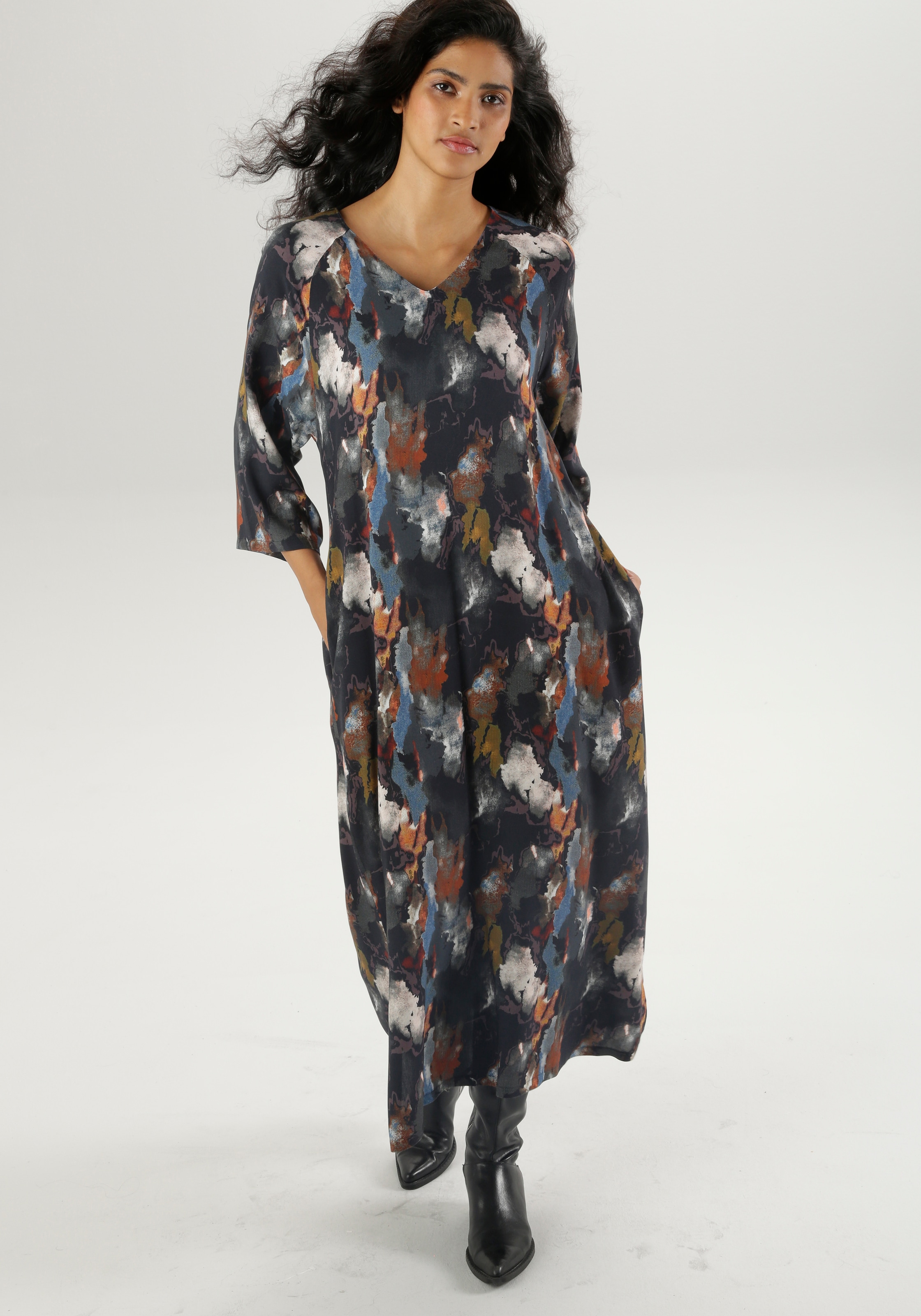 Aniston CASUAL Blusenkleid, mit extravagantem, grafischen Batik-Muster