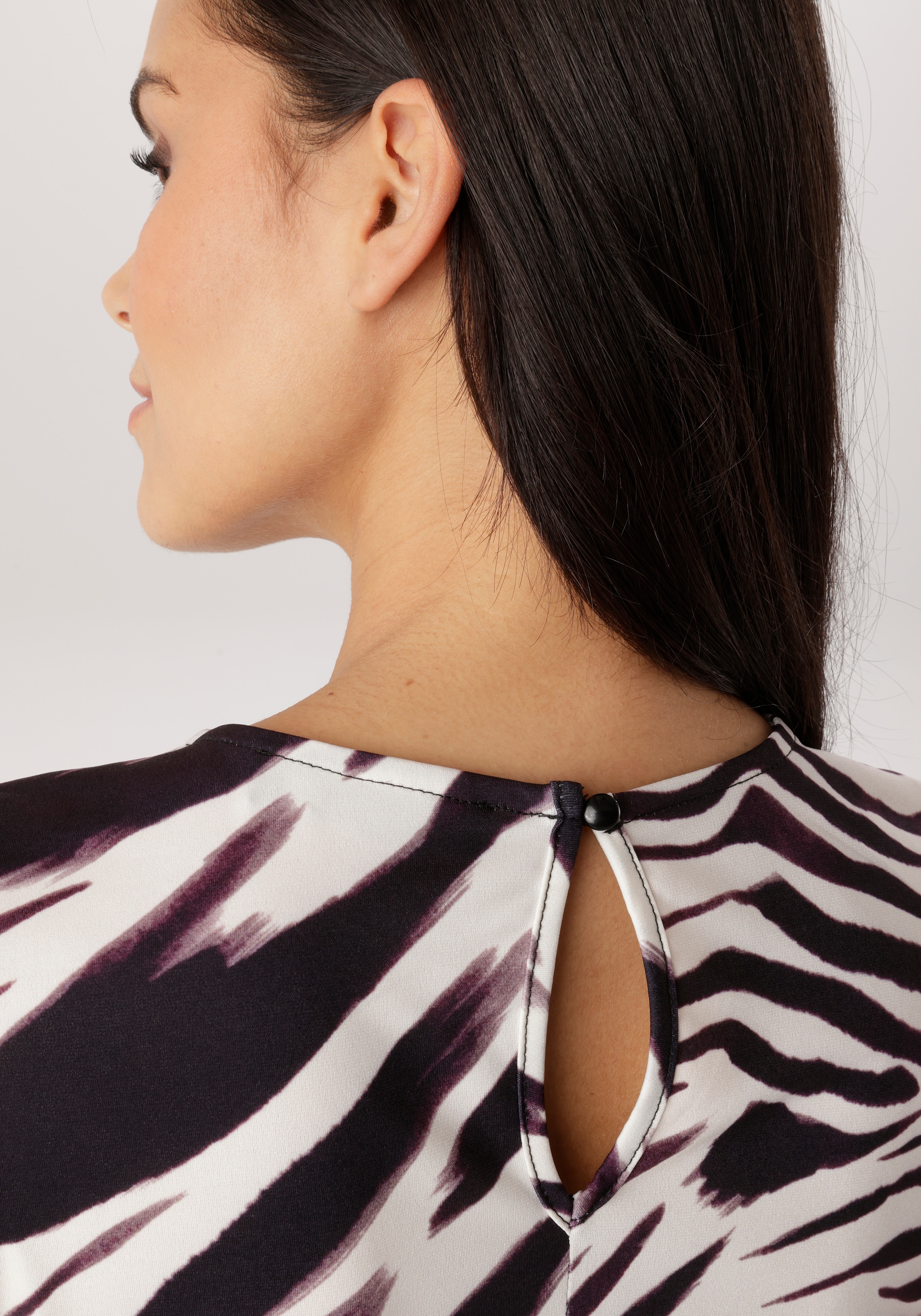 Aniston SELECTED Midikleid im trendigen und raffinierten Animal-Print allover