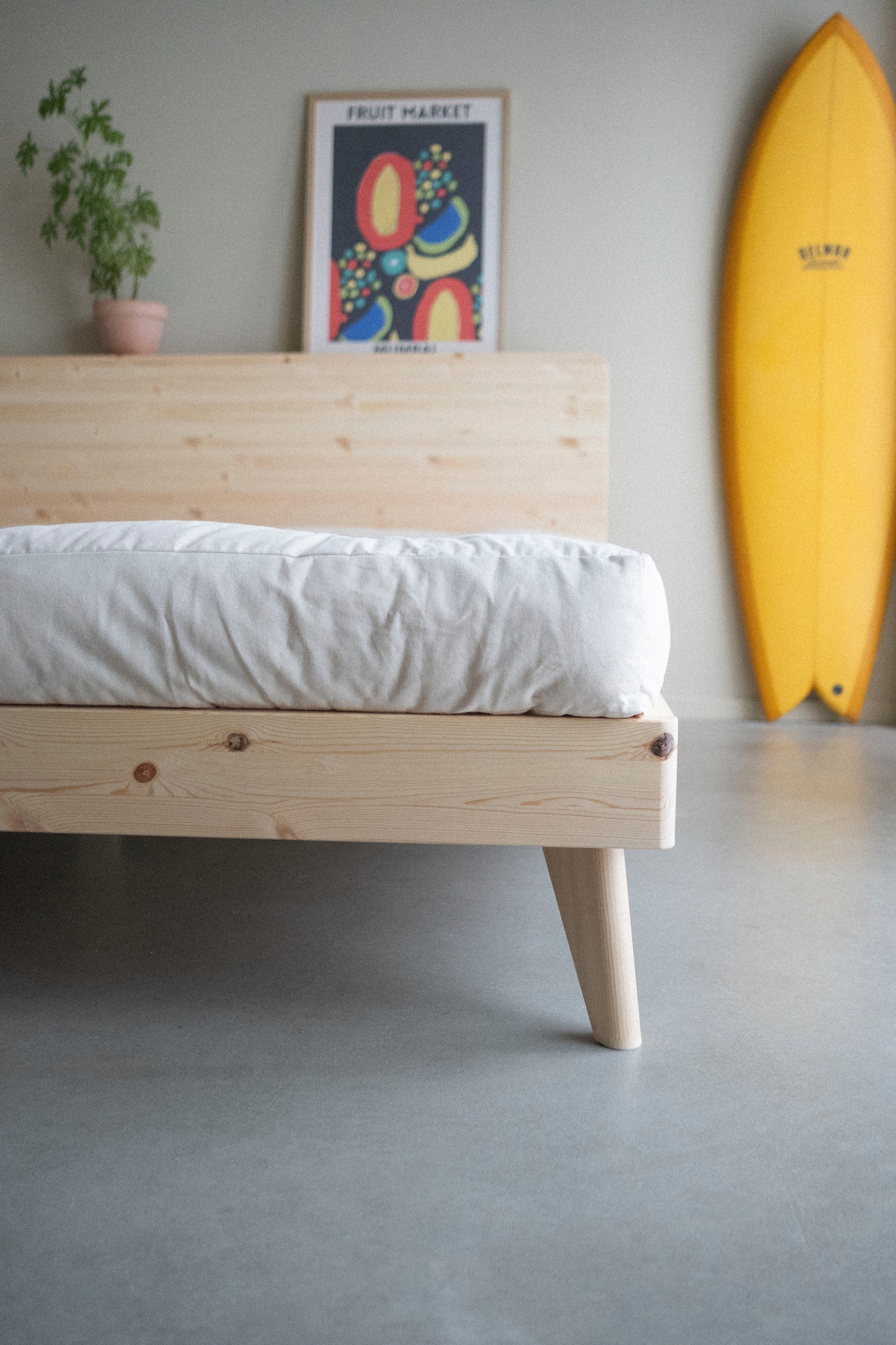 Karup Design Bettgestell »RETREAT BED« aus Kiefer massiv mit Lattenrost, Kopfteil mit 3 Ablagen
