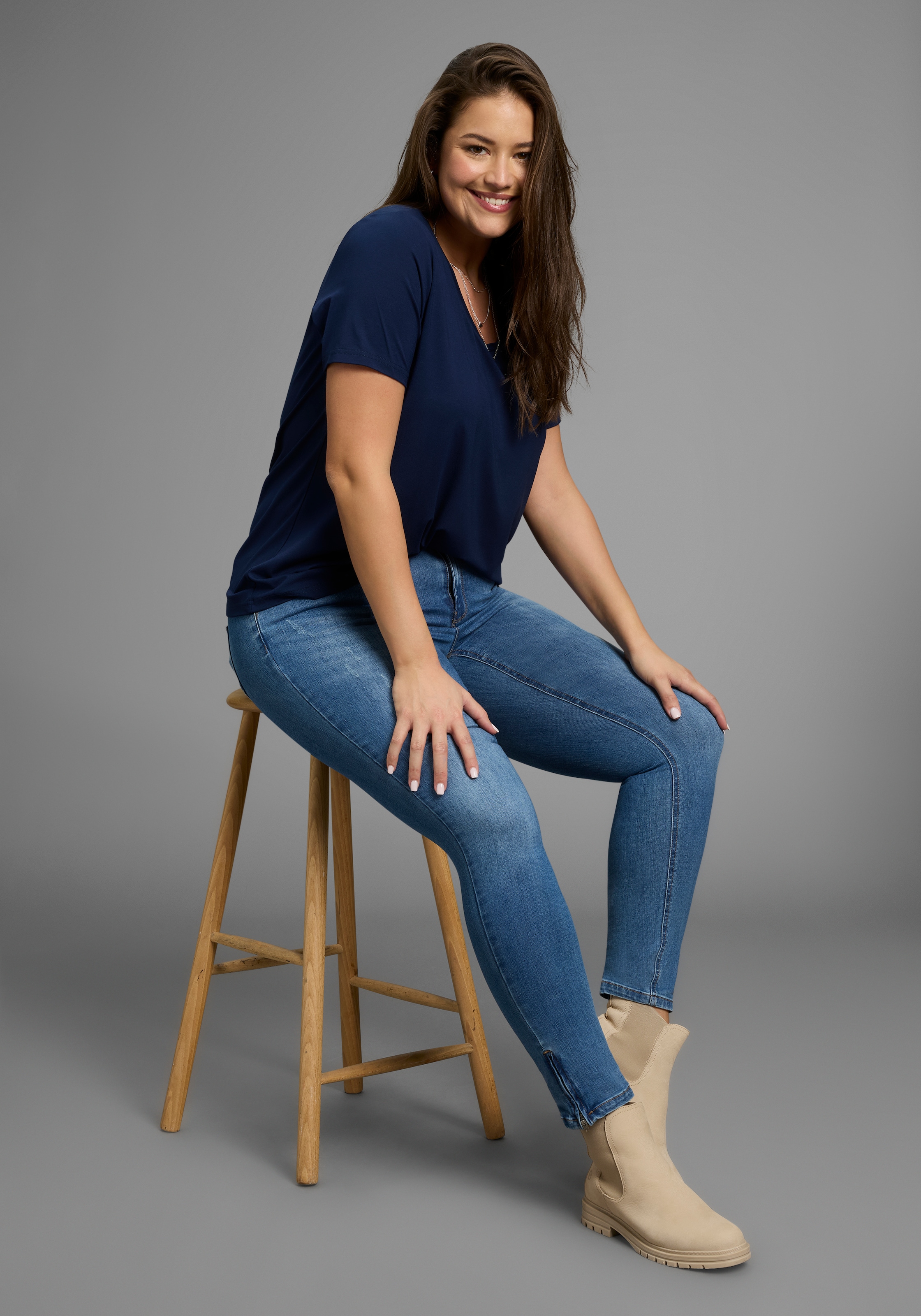 Laura Scott CURVE T-Shirt »Große Größen« mit V-Ausschnitt aus fließender Viskose