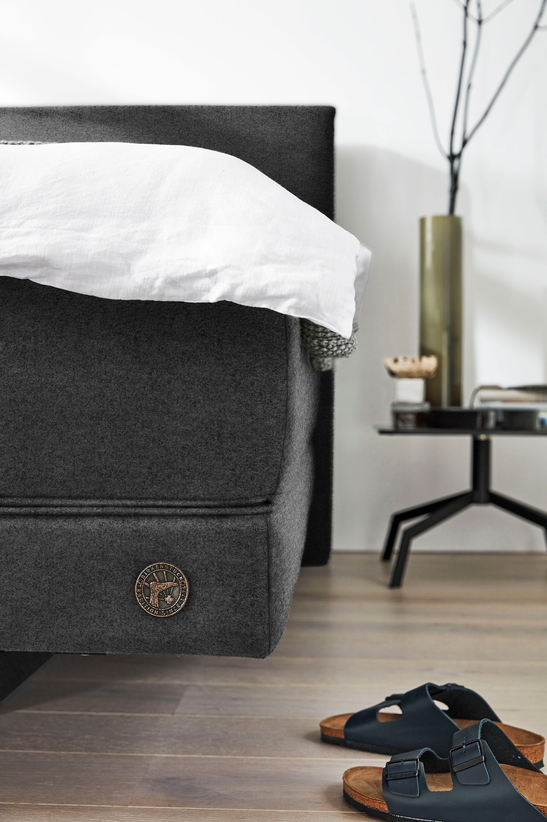 Birkenstock Boxspringbett »Arran«, in Schwebeoptik, mit glattem Kopfteil, Kopfteilhöhe 124 cm