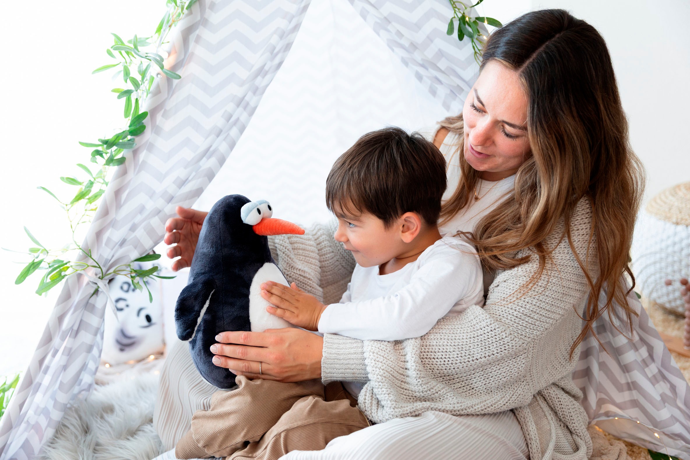 Nici Kuscheltier »Winter, Pinguin Jorge Thunder, 30 cm sitzend«, enthält recyceltes Material