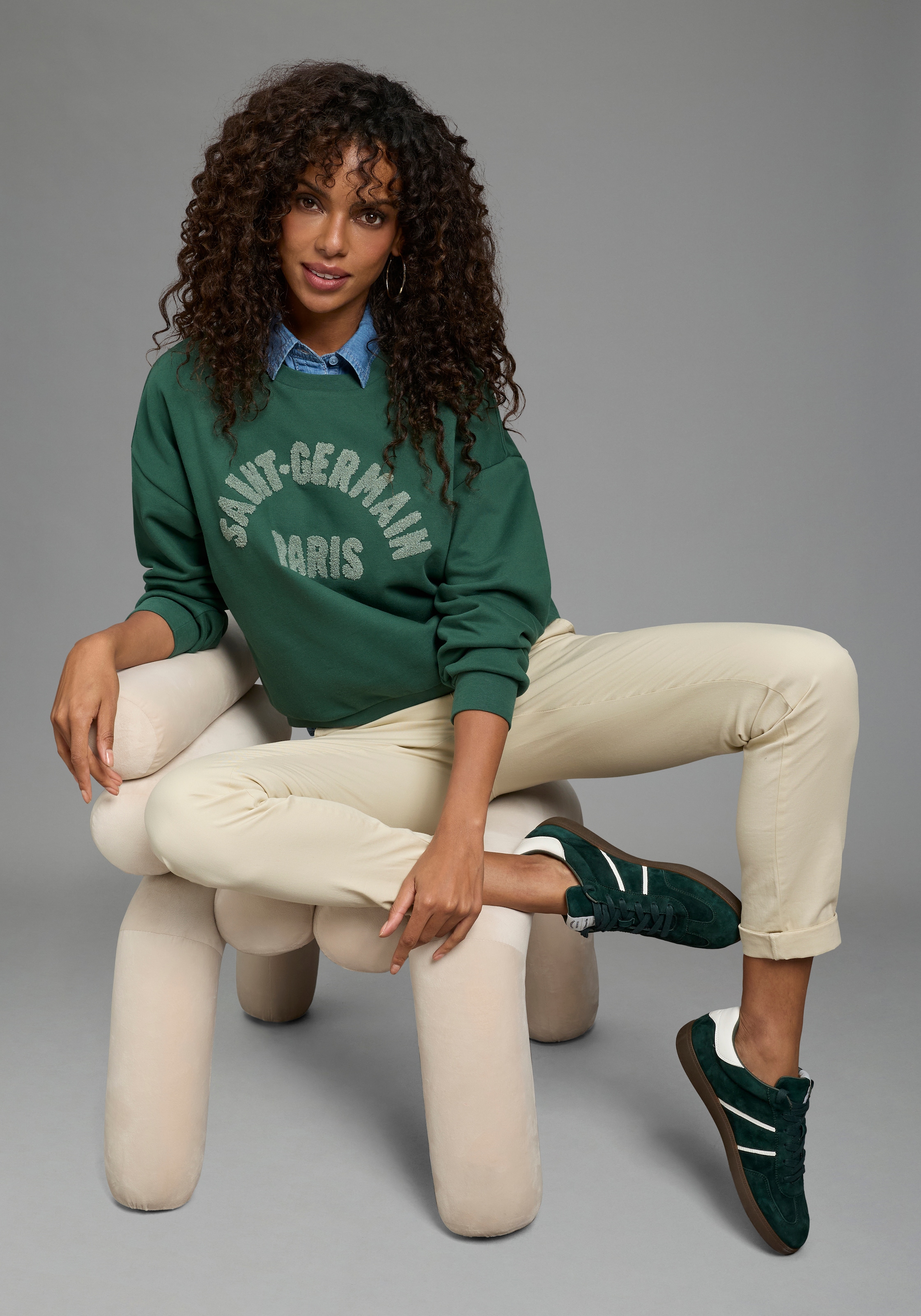 Laura Scott Sweatshirt , modisch verkürzt aus kuscheliger Sweatware mit Frottée Applikation

