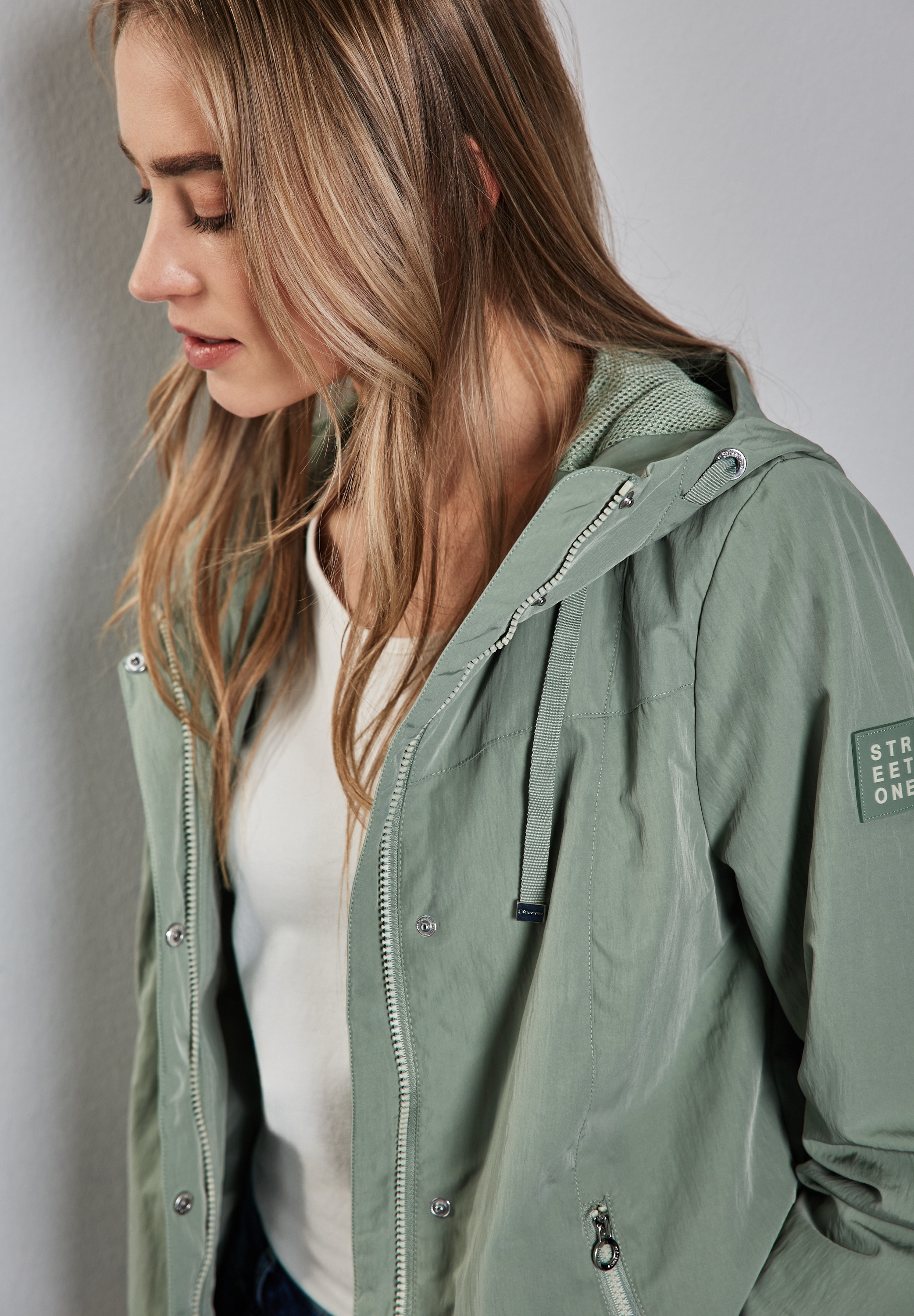STREET ONE Windbreaker, mit Kapuze, mit Logo Stickerei