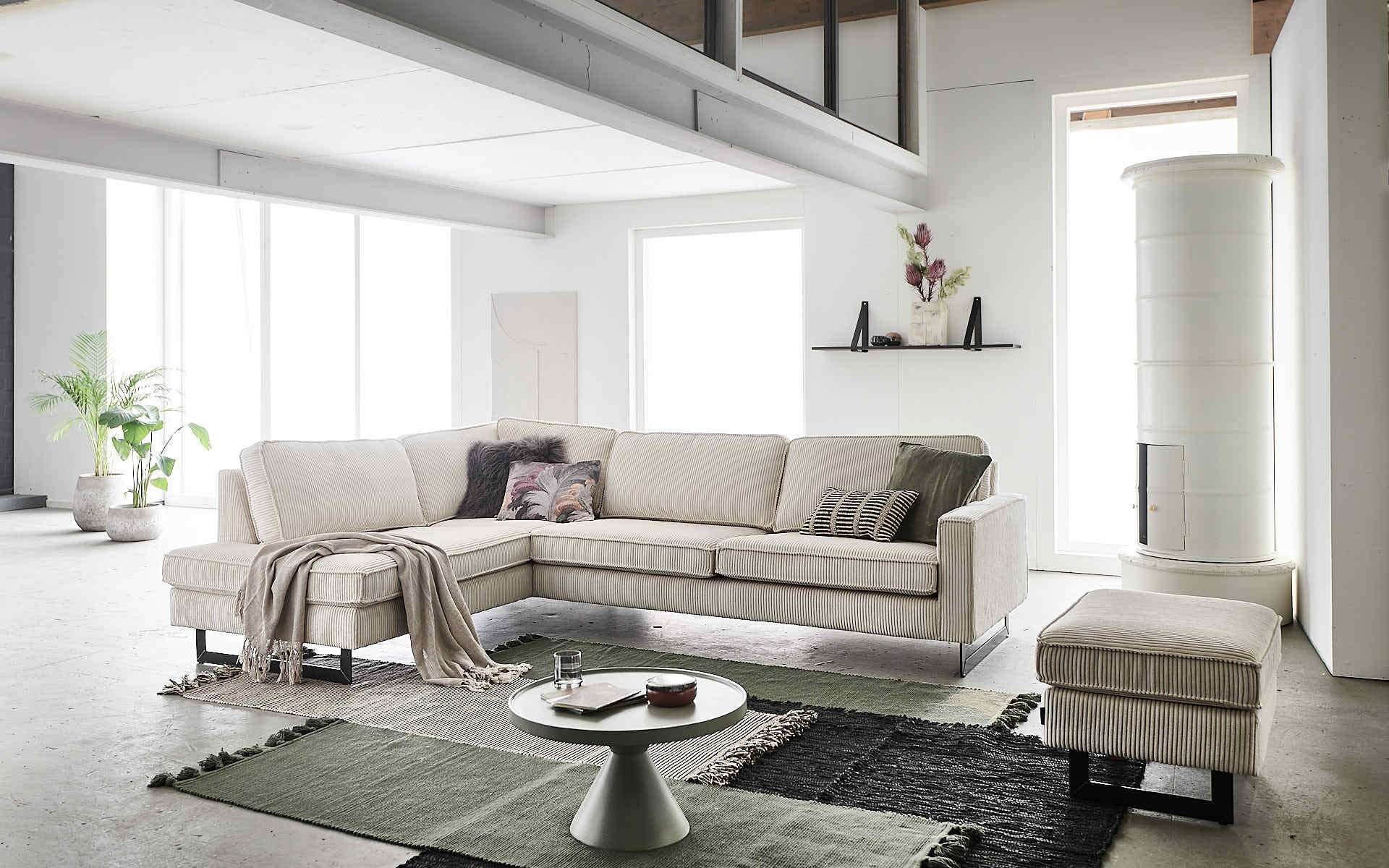 Places of Style Ecksofa »Pinto, 290 cm, Cord, Chenille, Lederoptik, Ottomane links / rechts«, mit Keder, schwarze Metallfüße, Wellenunterfederung