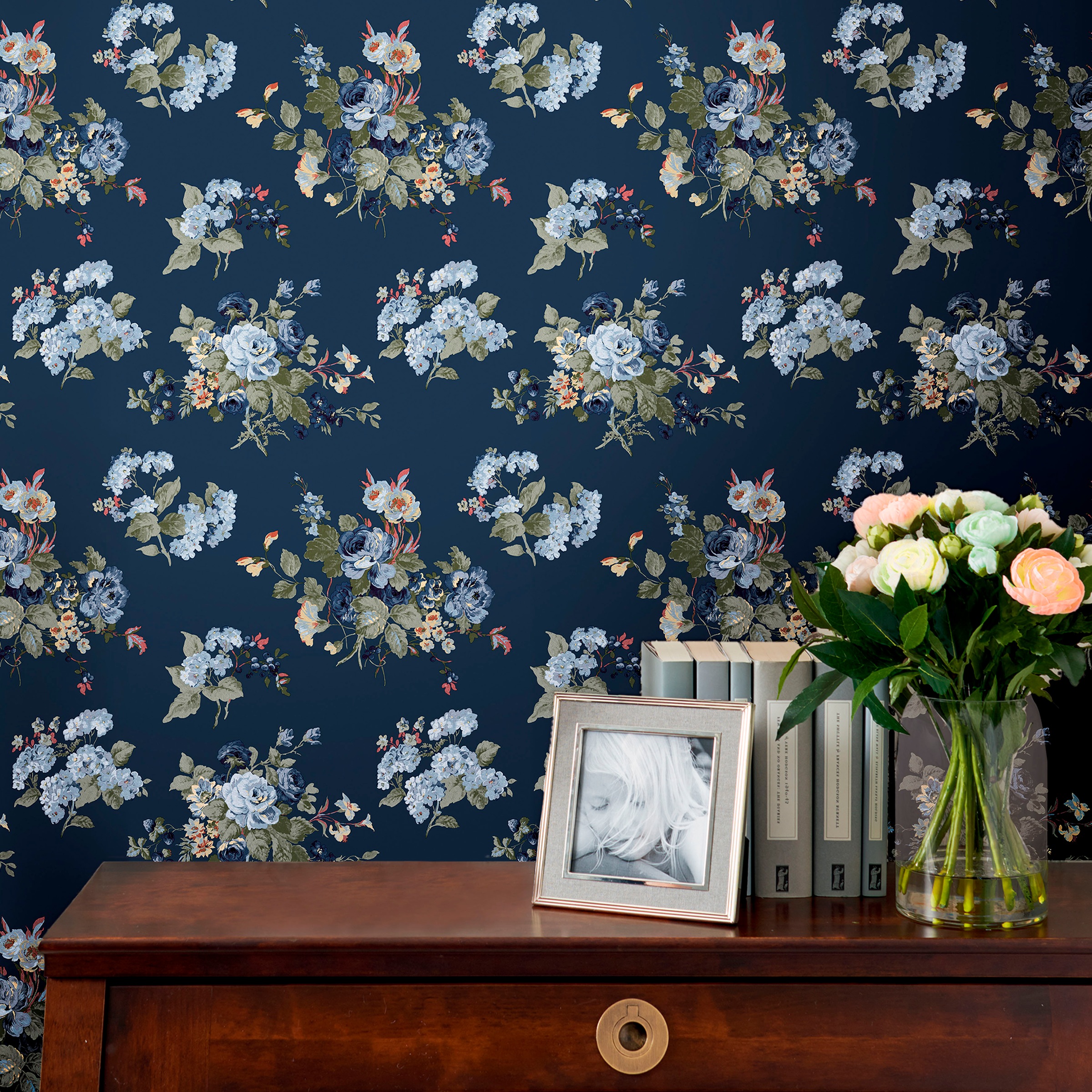 LAURA ASHLEY Vliestapete »Laura Ashley Rosemore Midnight Seaspray Vliestapete«, geblümt, Laura Ashley Rosemore Midnight Seaspray Vliestapete