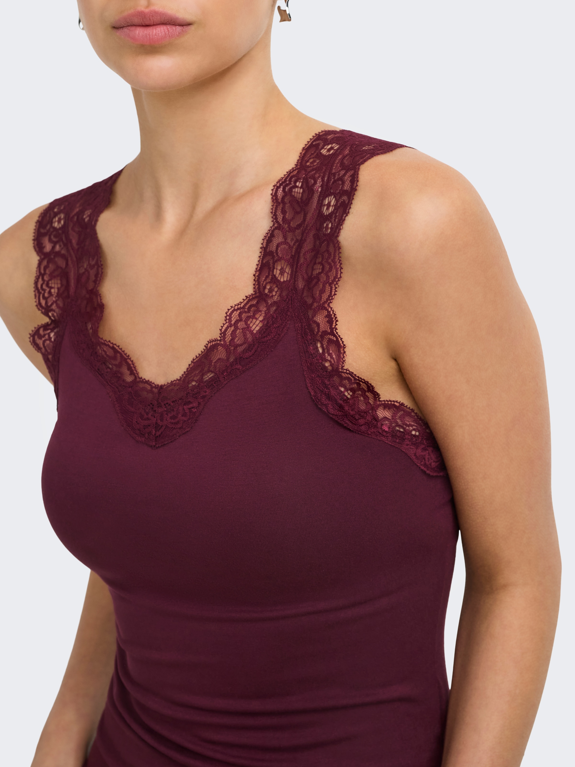 ONLY Spitzentop »ONLLUNI TANK TOP WITH LACE DETAIL CS JRS« Viskosemischung, regular fit