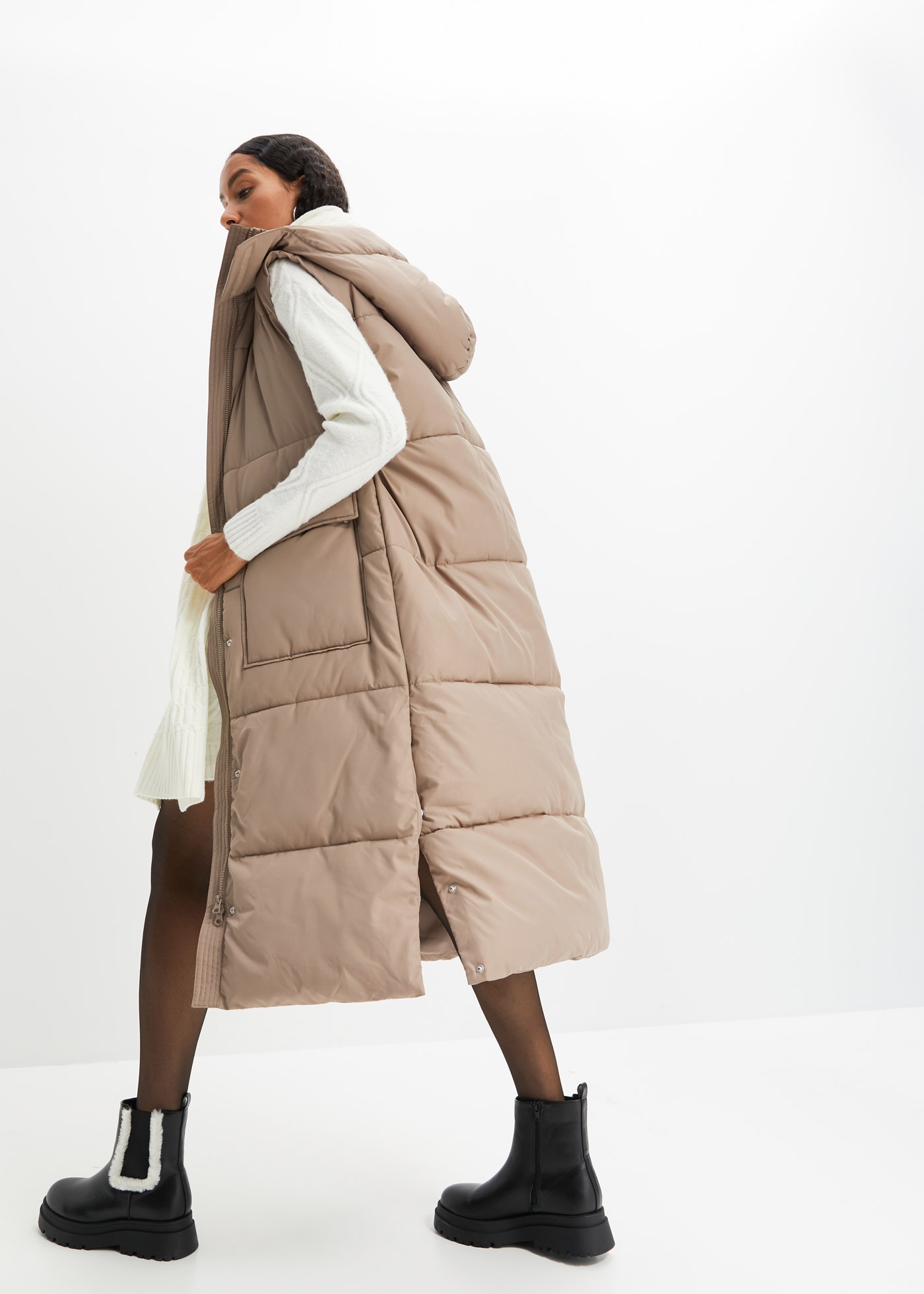 bonprix Longweste »Wattierte Steppweste mit abnehmbarer Kapuze« mit aufgesetzten Taschen, mit abnehmbarer Kapuze, Oversize-Passform