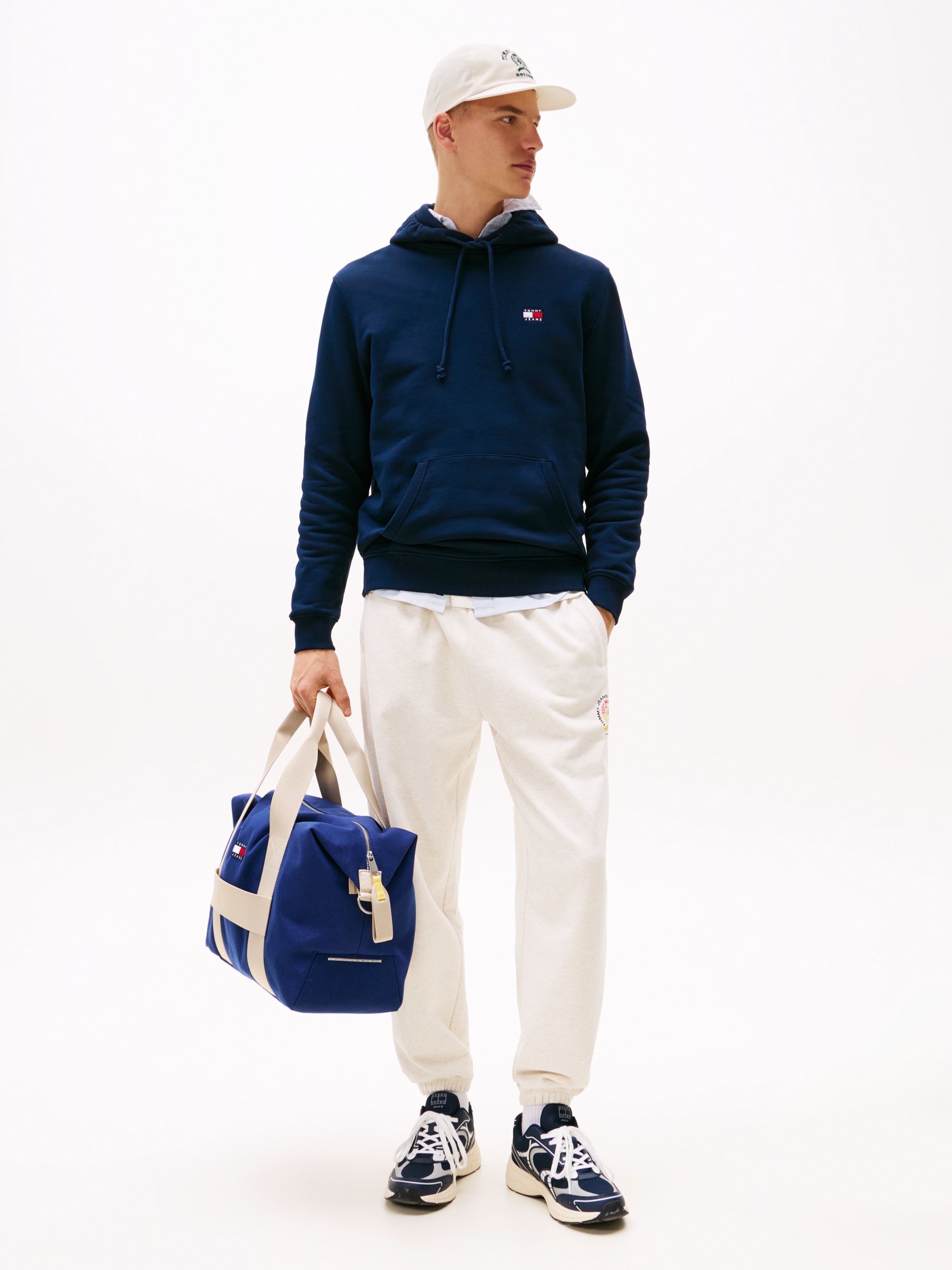 Tommy Jeans Hoodie »TJM REG BADGE HOODIE EXT«, Mit Rundhalsausschnitt
