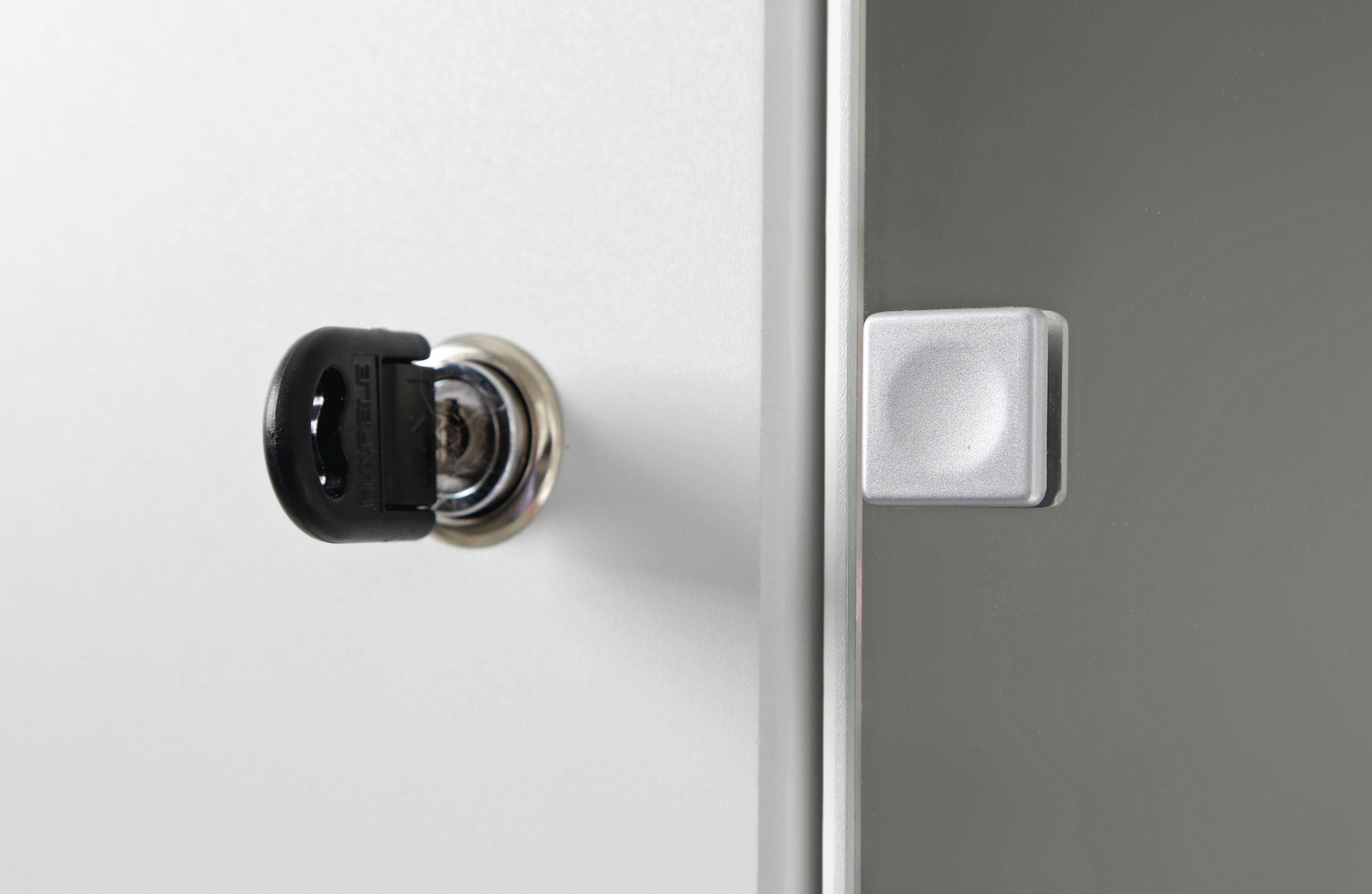 rauch Drehtürenschrank »Kleiderschrank Schrank Garderobe Schlafzimmer Büroschrank BUCHHOLZ«, (mit Schloss, in Breite 90, 135 und 180 cm), Schubladen mit viel Stauraum mit abschließbaren Türen MADE IN GERMANY