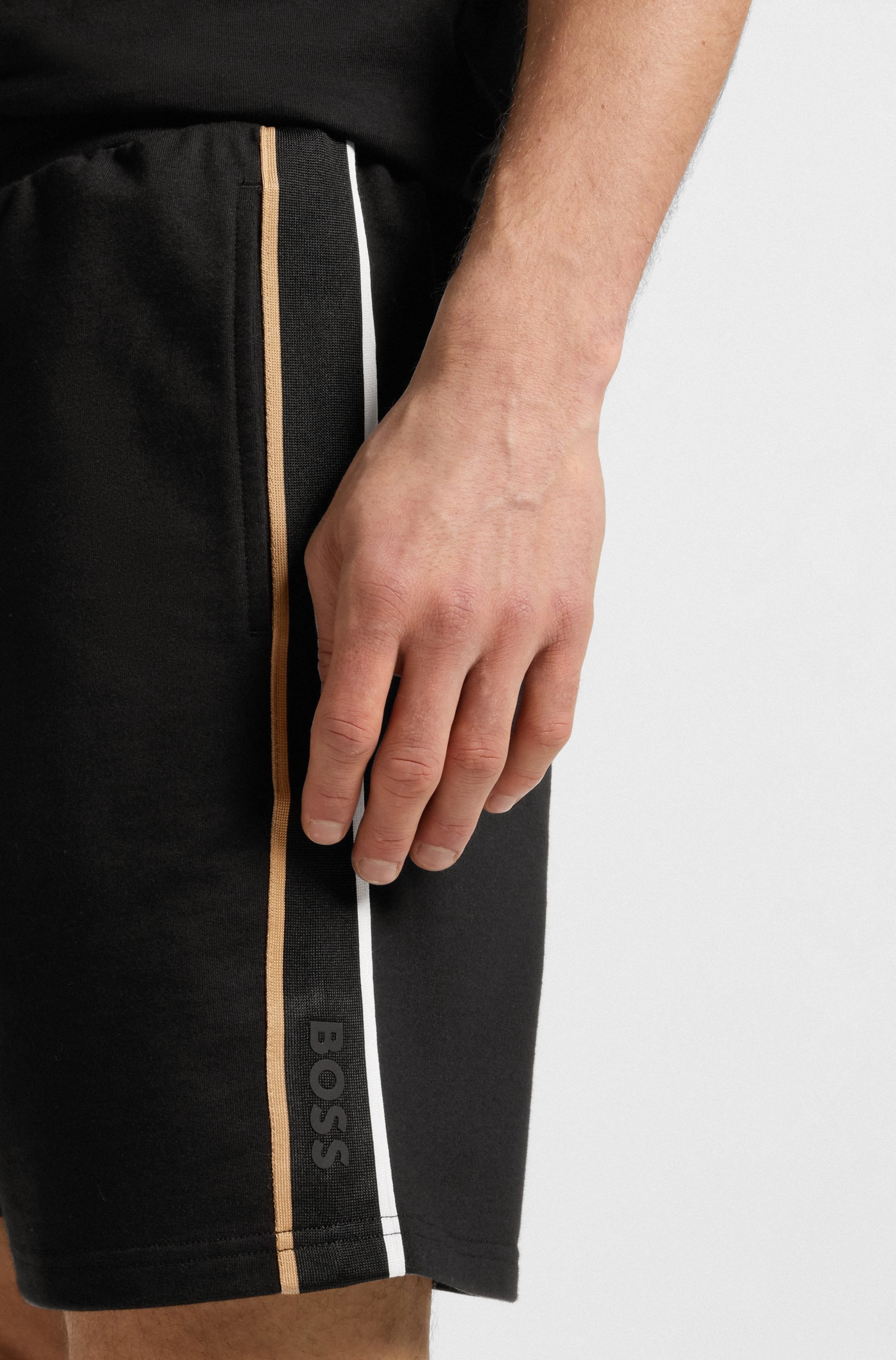 BOSS Sweatshorts »ICONIC«, mit Tunnelzug und Tape-Details