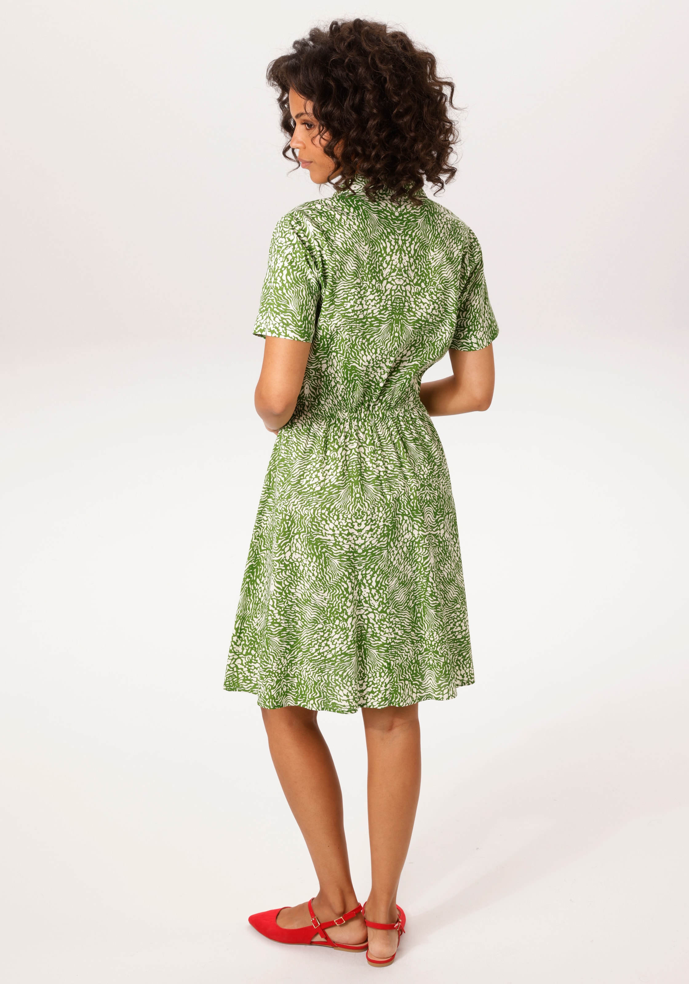 Aniston CASUAL Sommerkleid mit fantasievollem, grafischen Muster