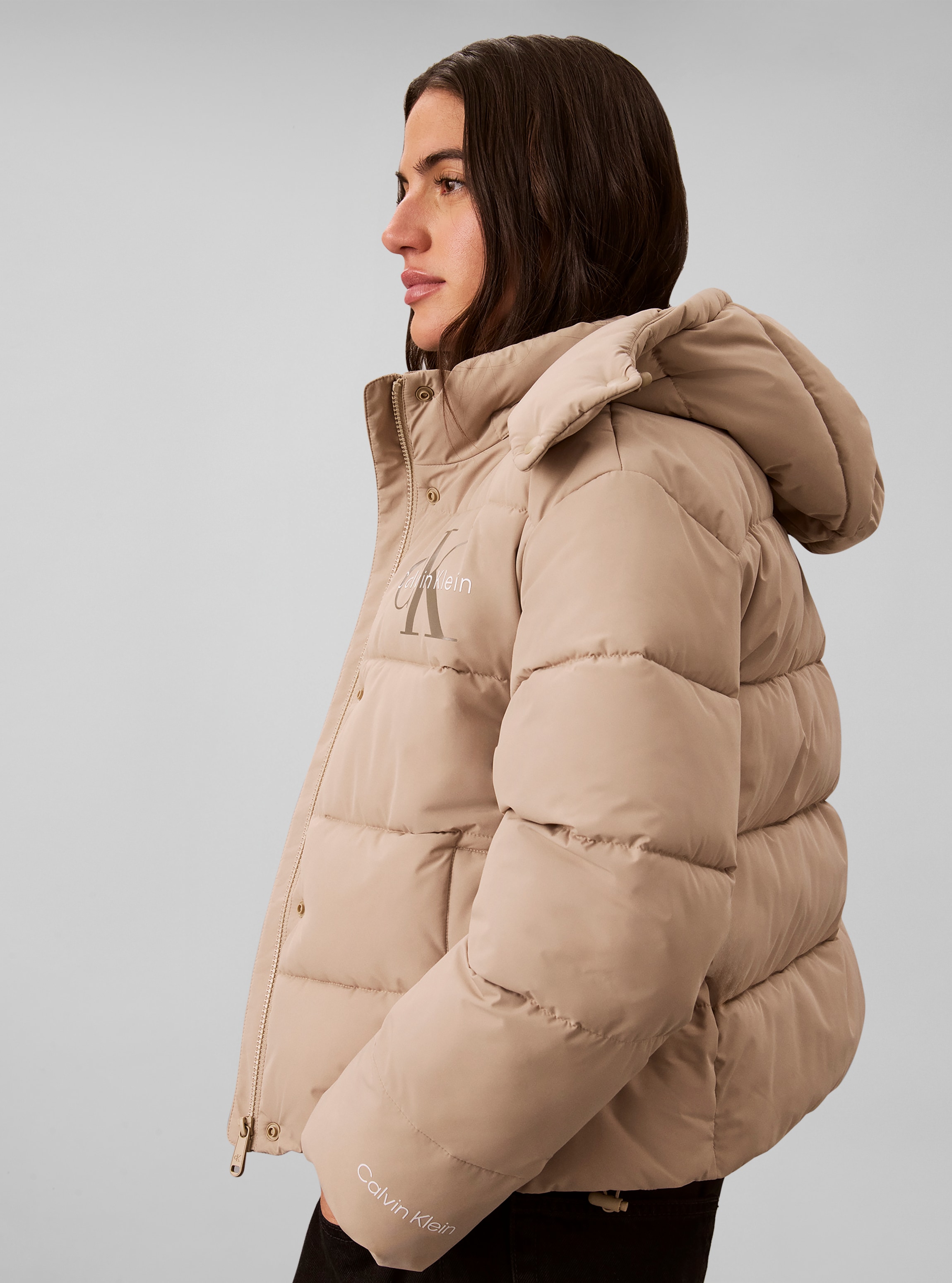 Calvin Klein Jeans Steppjacke »MATTE MONOLOGO SHORT PUFFER« mit Kapuze Mit Kapuze, Logoschriftzug