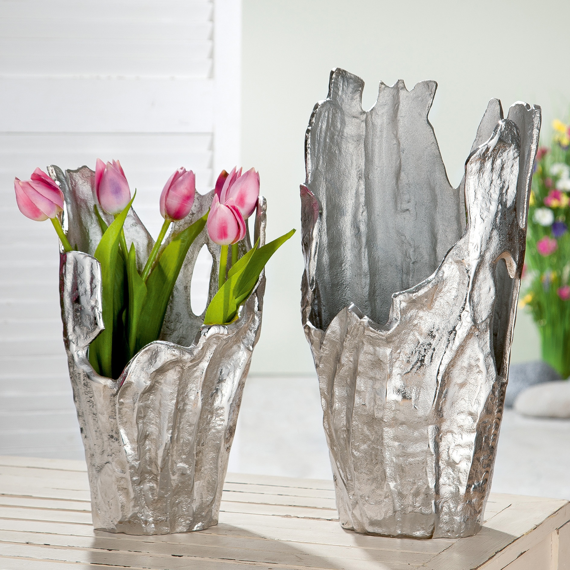 auf Form, (1 St.), extravagante »Vase Dekovase GILDE silberfarbene bestellen Struktur Antik-Finish im Aluminium, Rechnung Coralifero«,