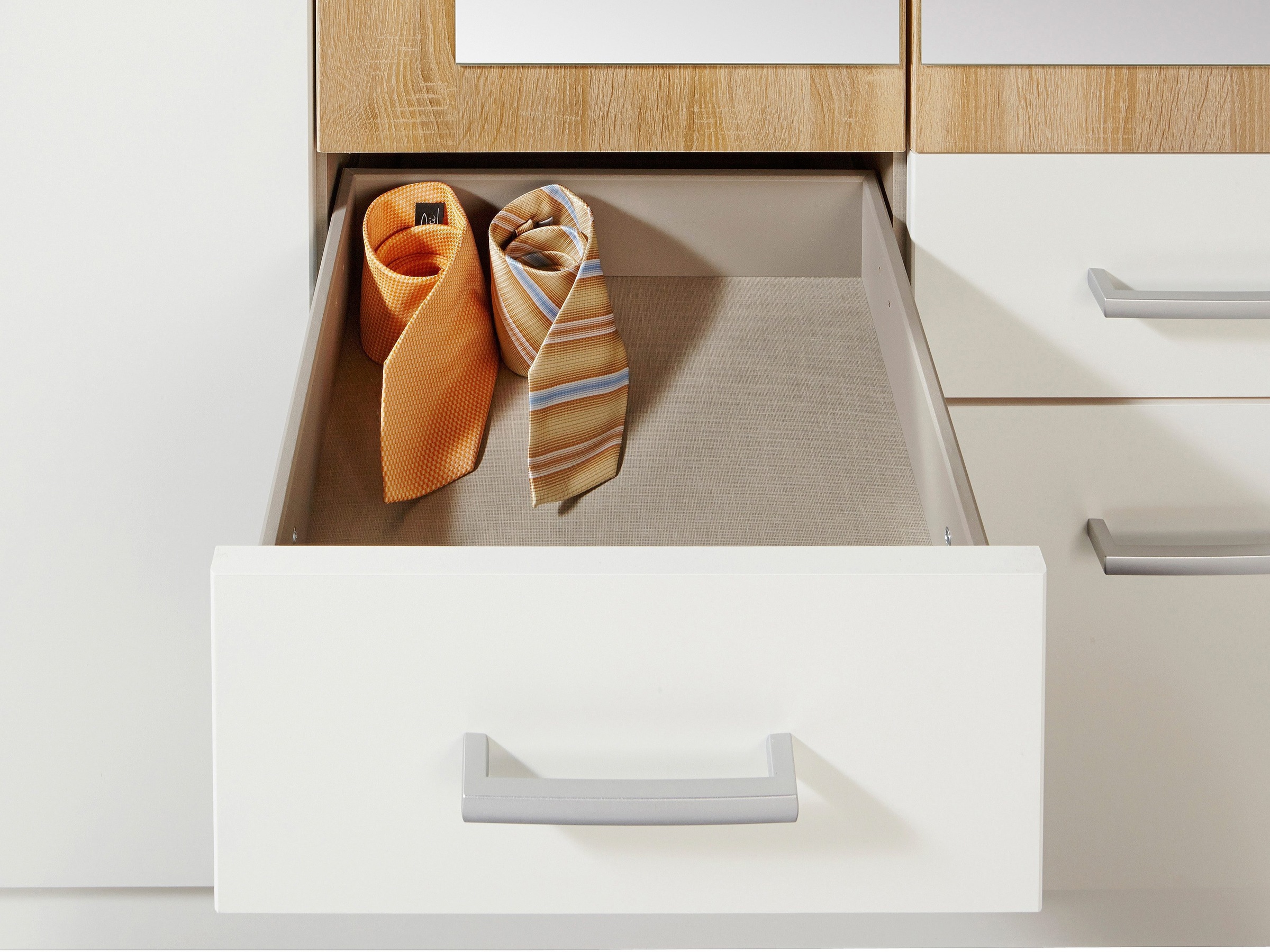 rauch Kleiderschrank »Drehtürenschrank Schrank Garderobe BURANO«, mit Schubladen und Spiegelumrandung in Farbabsetzung MADE IN GERMANY