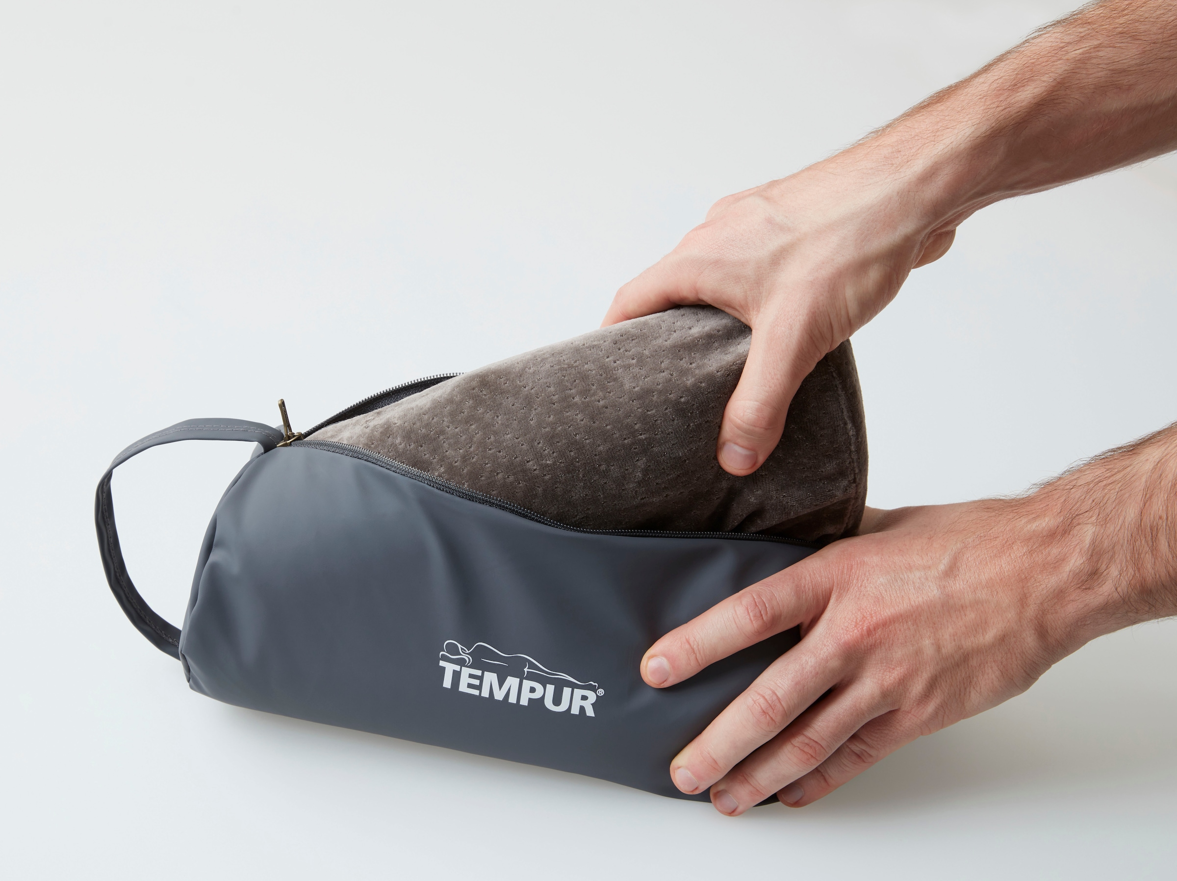 Tempur Nackenstützkissen »Tempur® Reisekissen«, Füllung: Viskoschaum, Bezug: Baumwolle & Polyester, (1 St.), für zuhause & auf Reisen