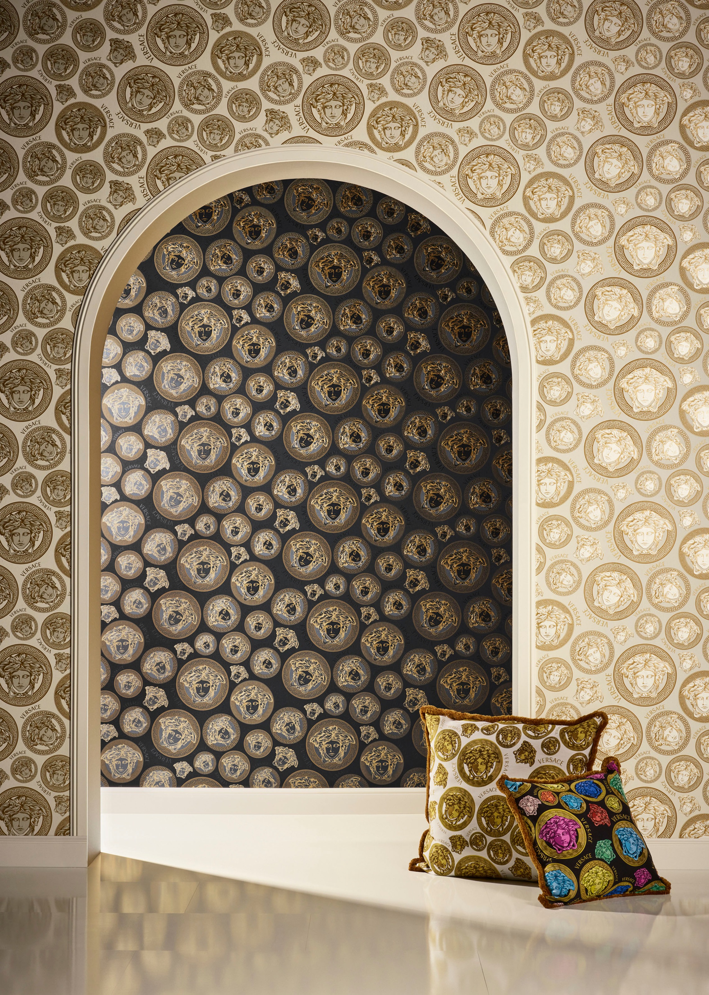 Versace Vliestapete »Wallpaper Versace 5 Medusakopf«, leicht glänzend-gemustert-abstrakt, Designertapete Tapeten Wohnzimmer Schlafzimmer Küche Flur Design Optik