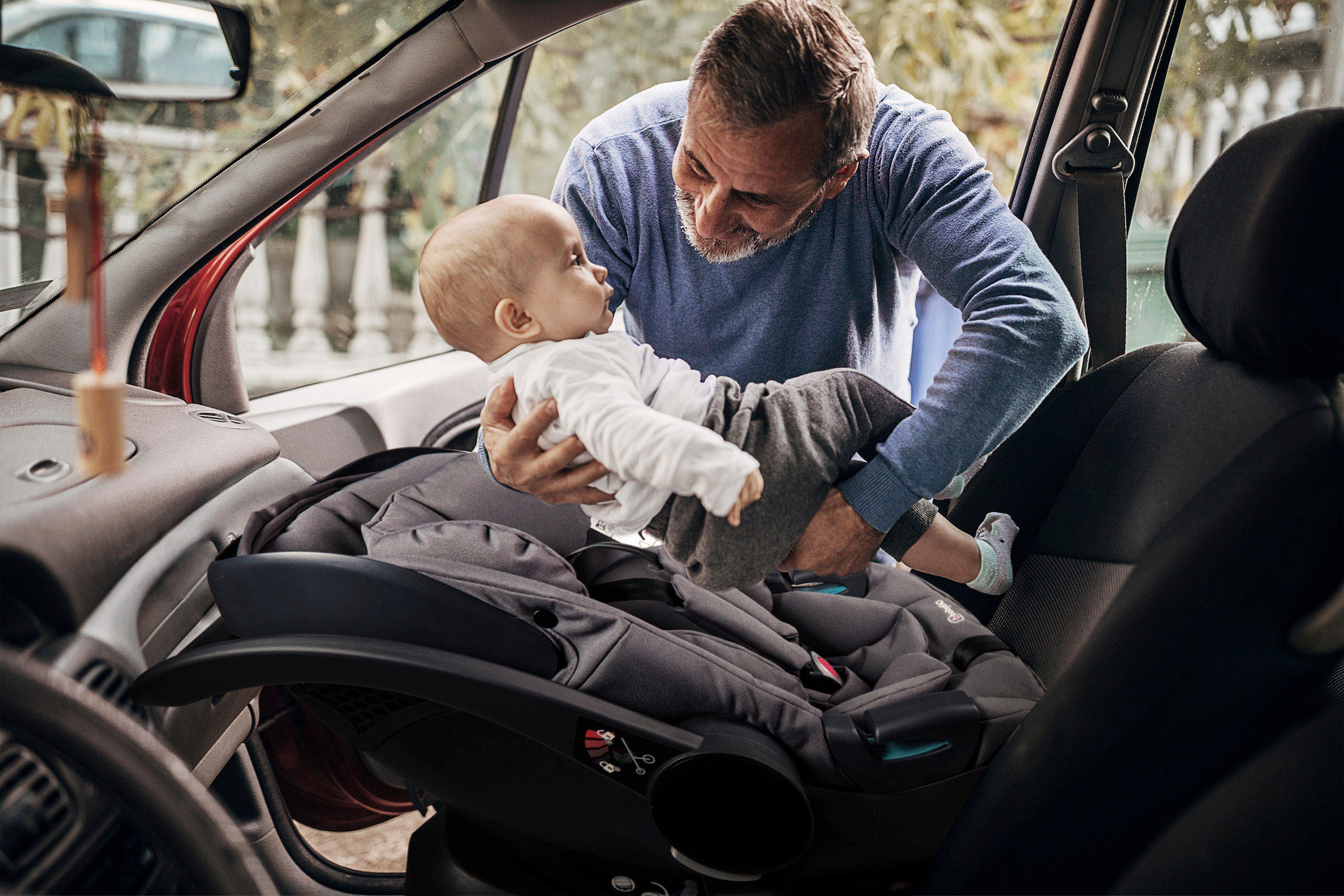 BabyGo Zwillings-Kombikinderwagen »Duo Ultra Set, grau«, inkl. 2 Babyschalen, 2 Isofix Base, Wickeltasche u. 2 Regenhauben