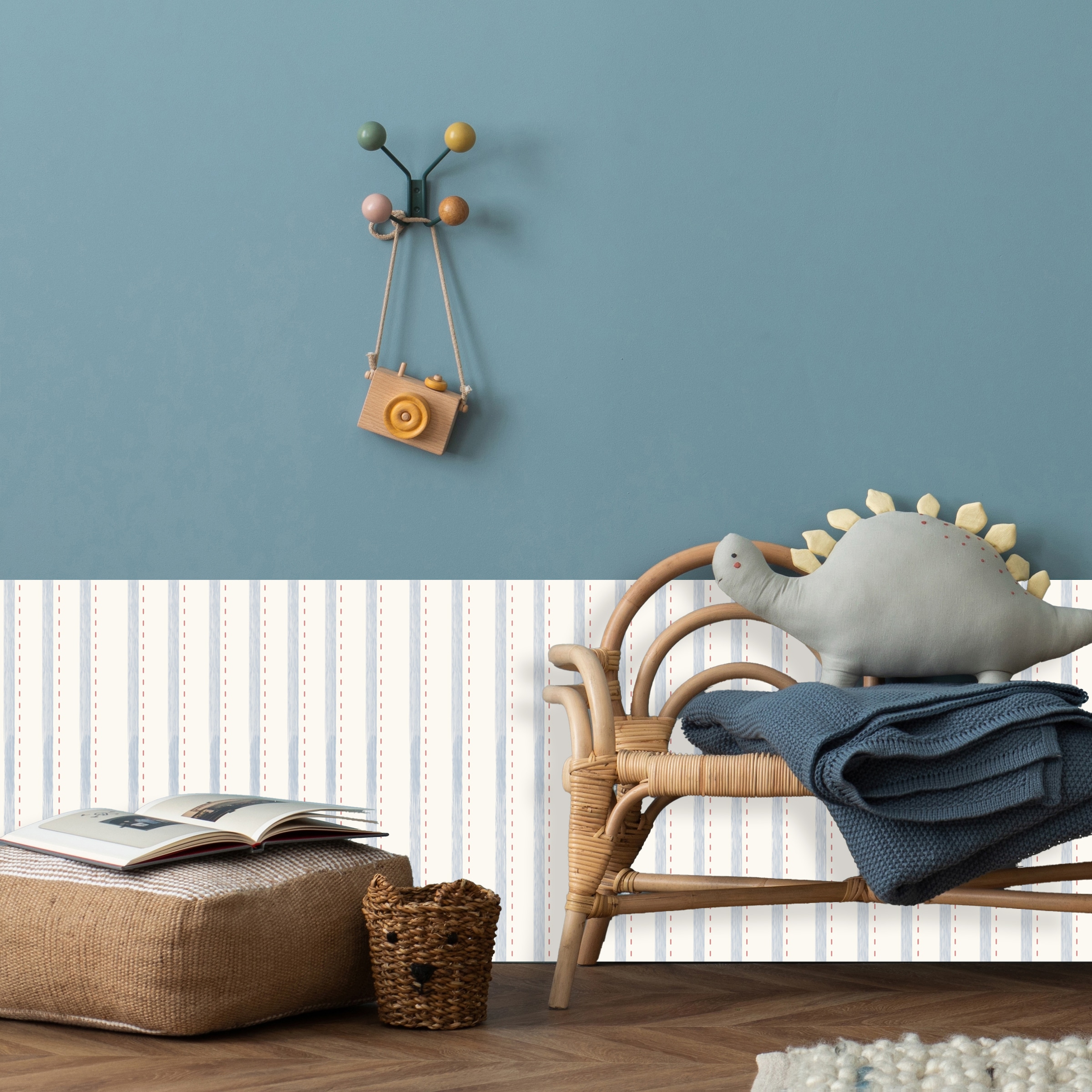 queence Bordüre »Wandbordüre Hellblau und Rot 250x90cm« Nadelstreifen | Streifen | bedruckt | gepunktet | gestreift | mehrfarbig | natürlich | seidenmatt glatt Wandpaneele, selbstklebend, Tapete, Sticker, gestreifte Wandtattoos